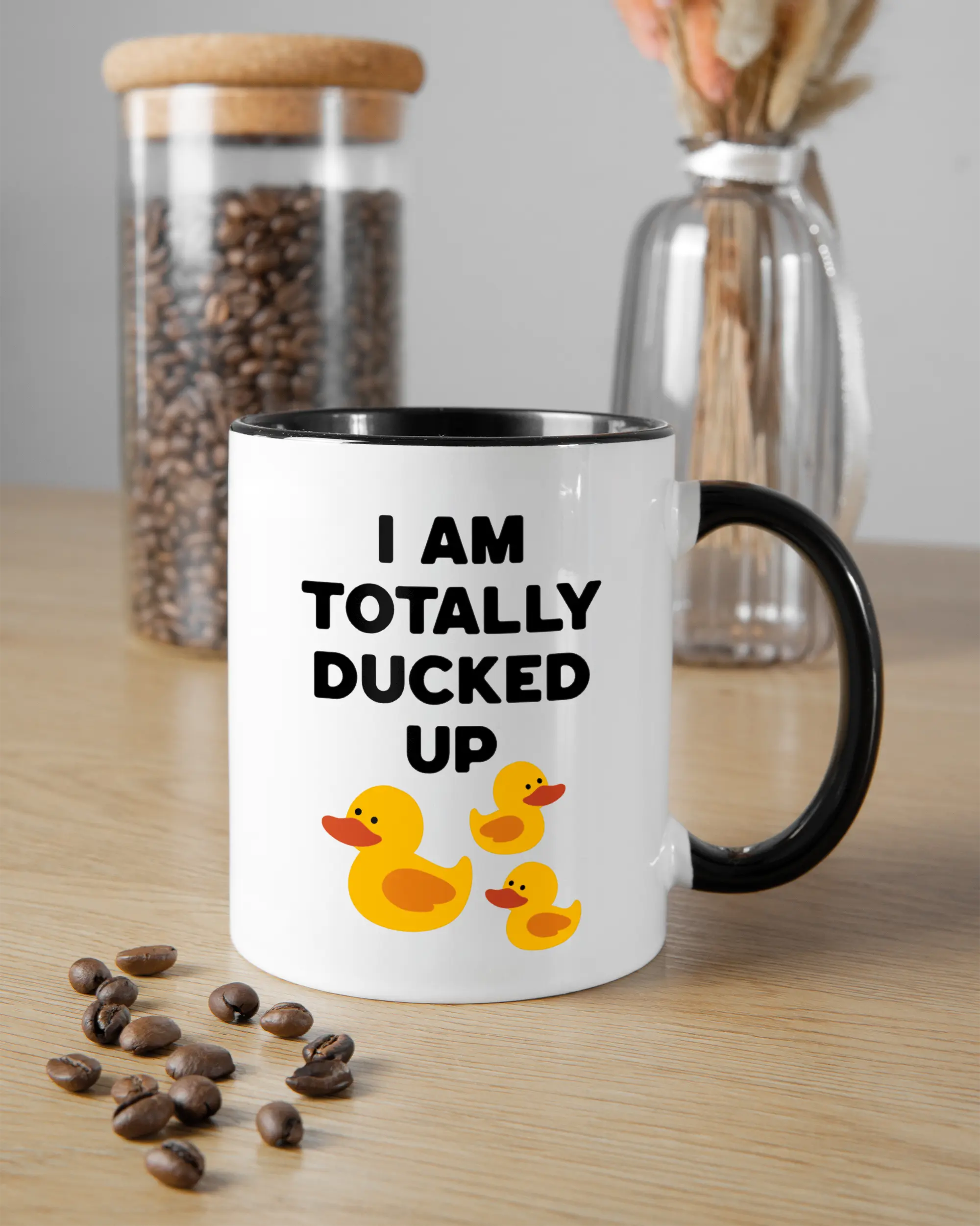 Küchentischansicht der rechten Seite der beidseitig bedruckten Keramiktasse von Maondo mit dem Design Ducked Up in der Farbe Duotone