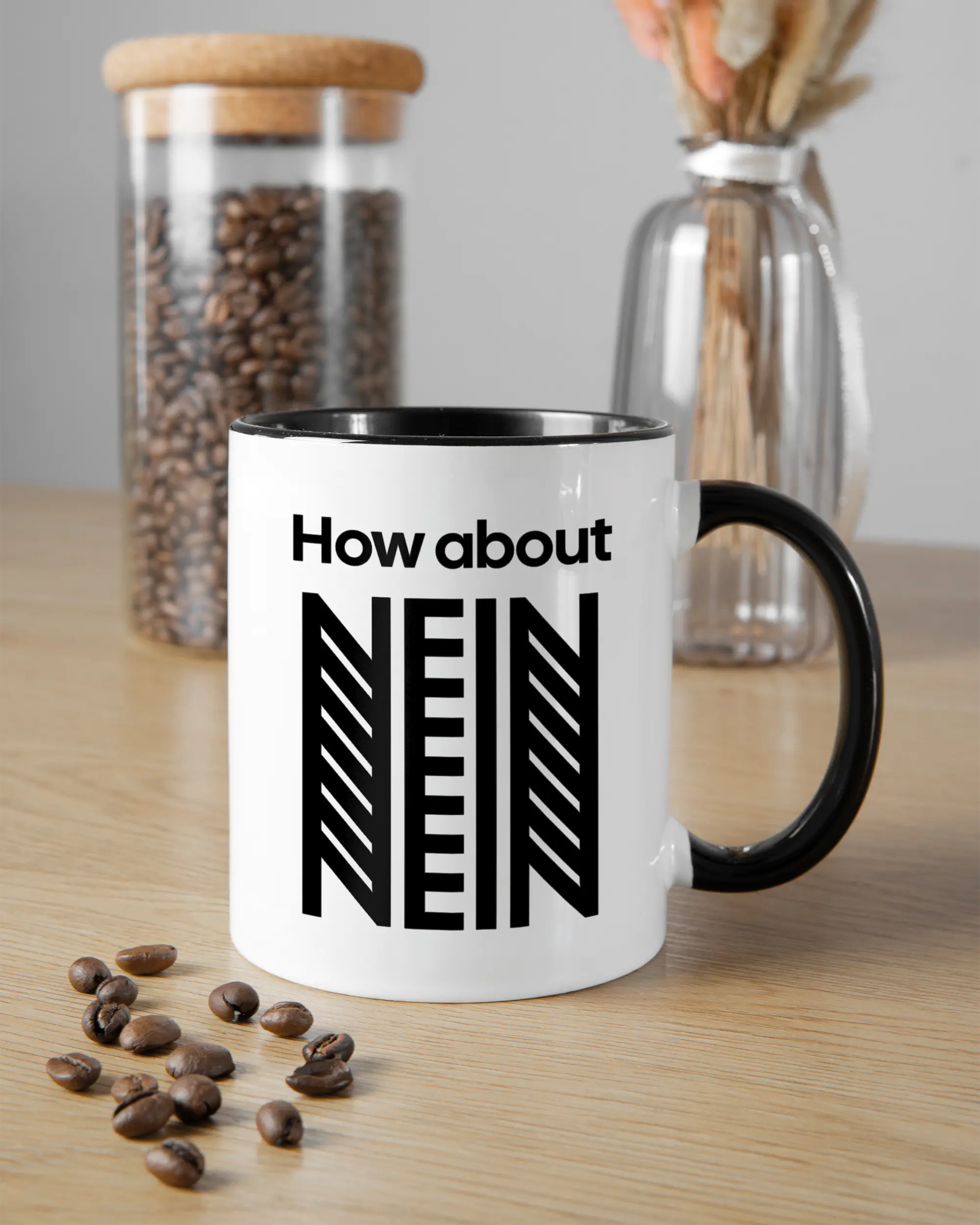 Küchentischansicht der rechten Seite der beidseitig bedruckten Keramiktasse von Maondo mit dem Design How about nein in der Farbe Duotone