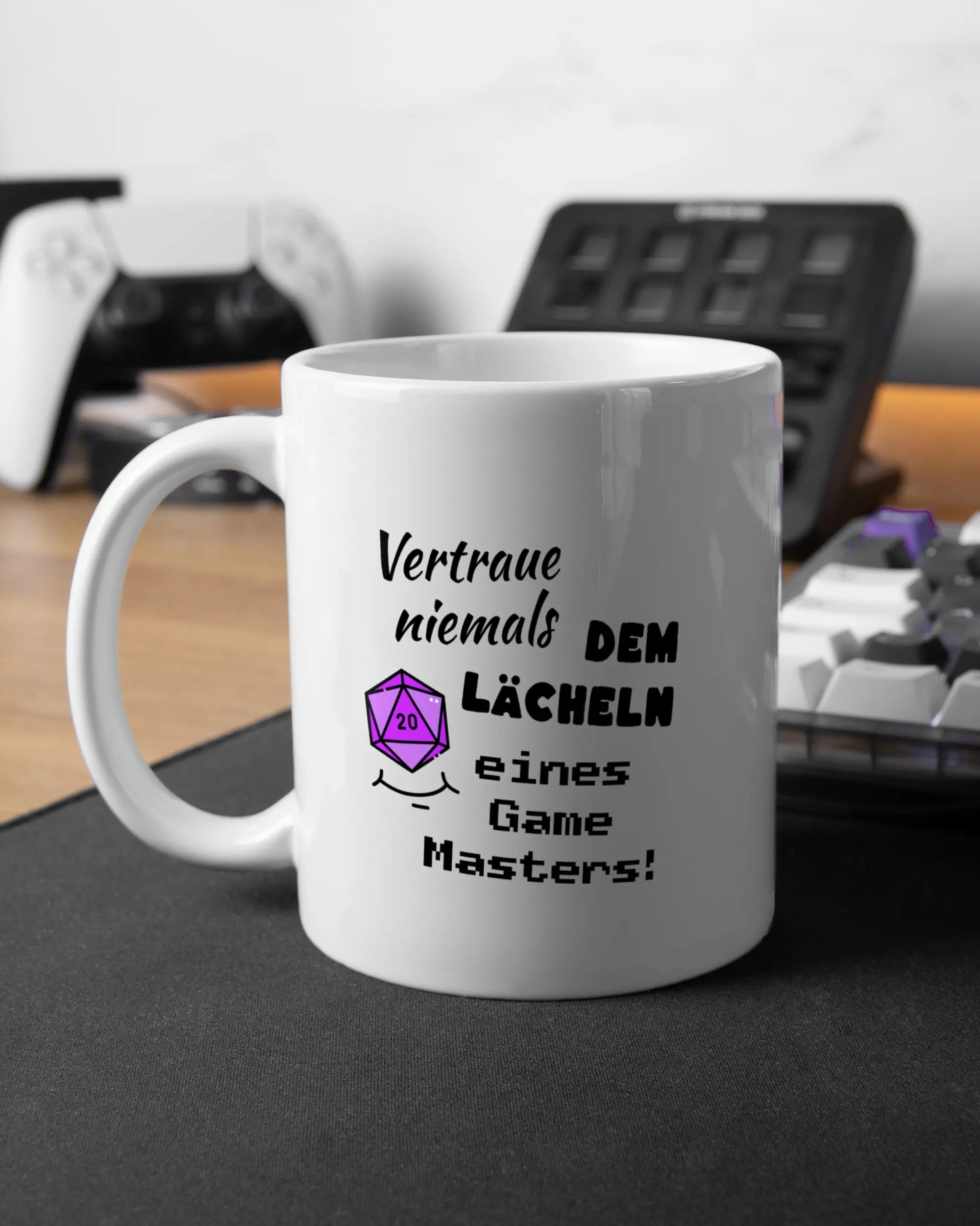 Gaming Room Aufnahme der beidseitig bedruckten Keramik Tasse von Maondo mit dem Design Game Master in der Farbe Weiß