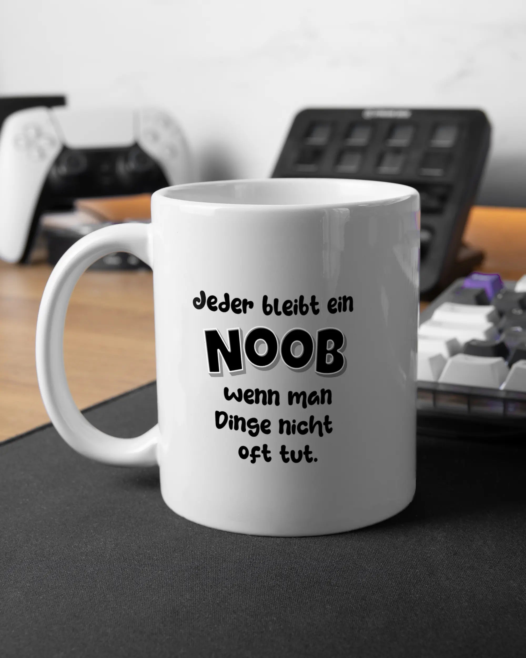 Gaming Room Aufnahme der beidseitig bedruckten Keramik Tasse von Maondo mit dem Design Noob Upgrade in der Farbe Weiß