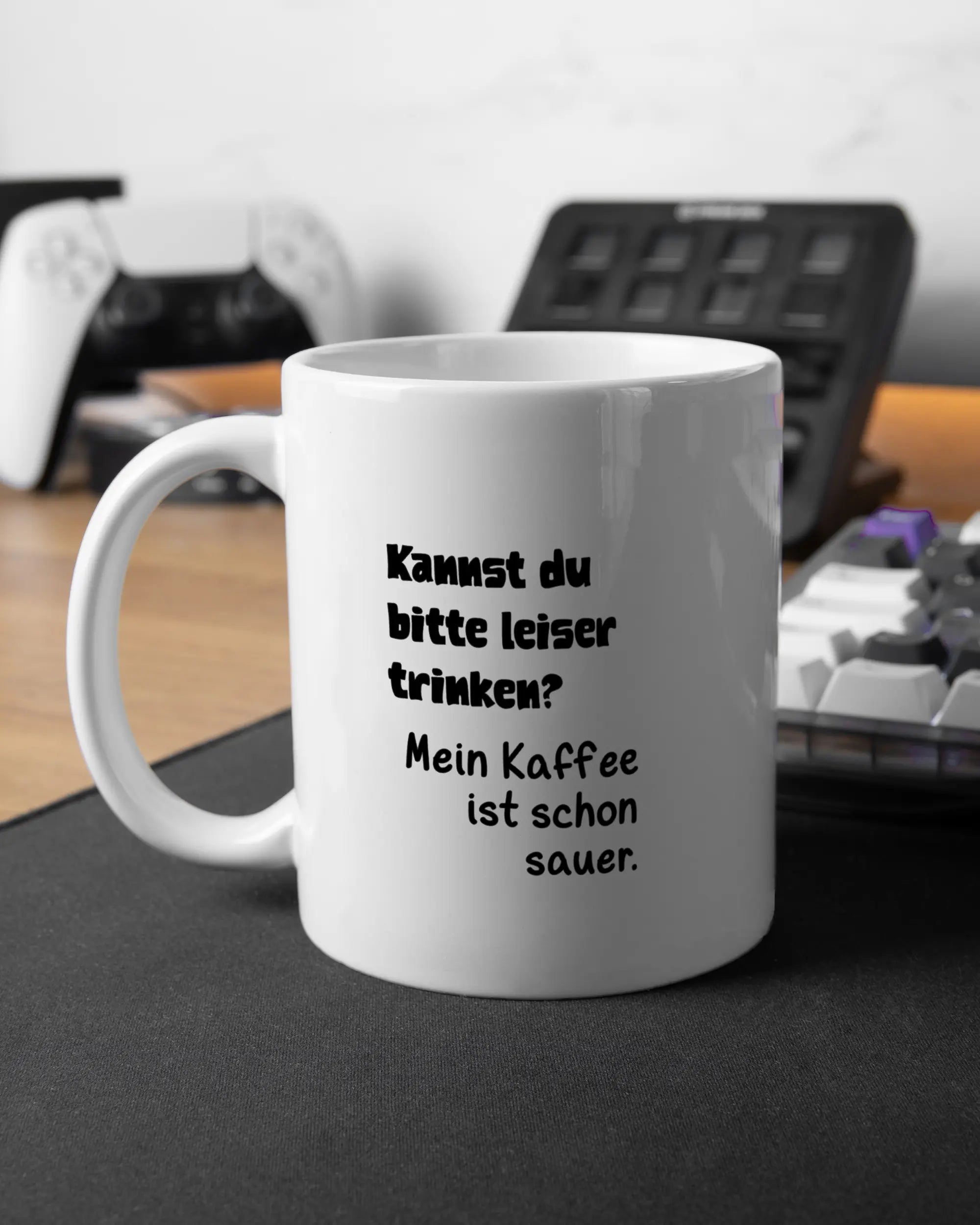 Gaming Room Aufnahme der beidseitig bedruckten Keramik Tasse von Maondo mit dem Design Ruhiges Böhnchen in der Farbe Weiß