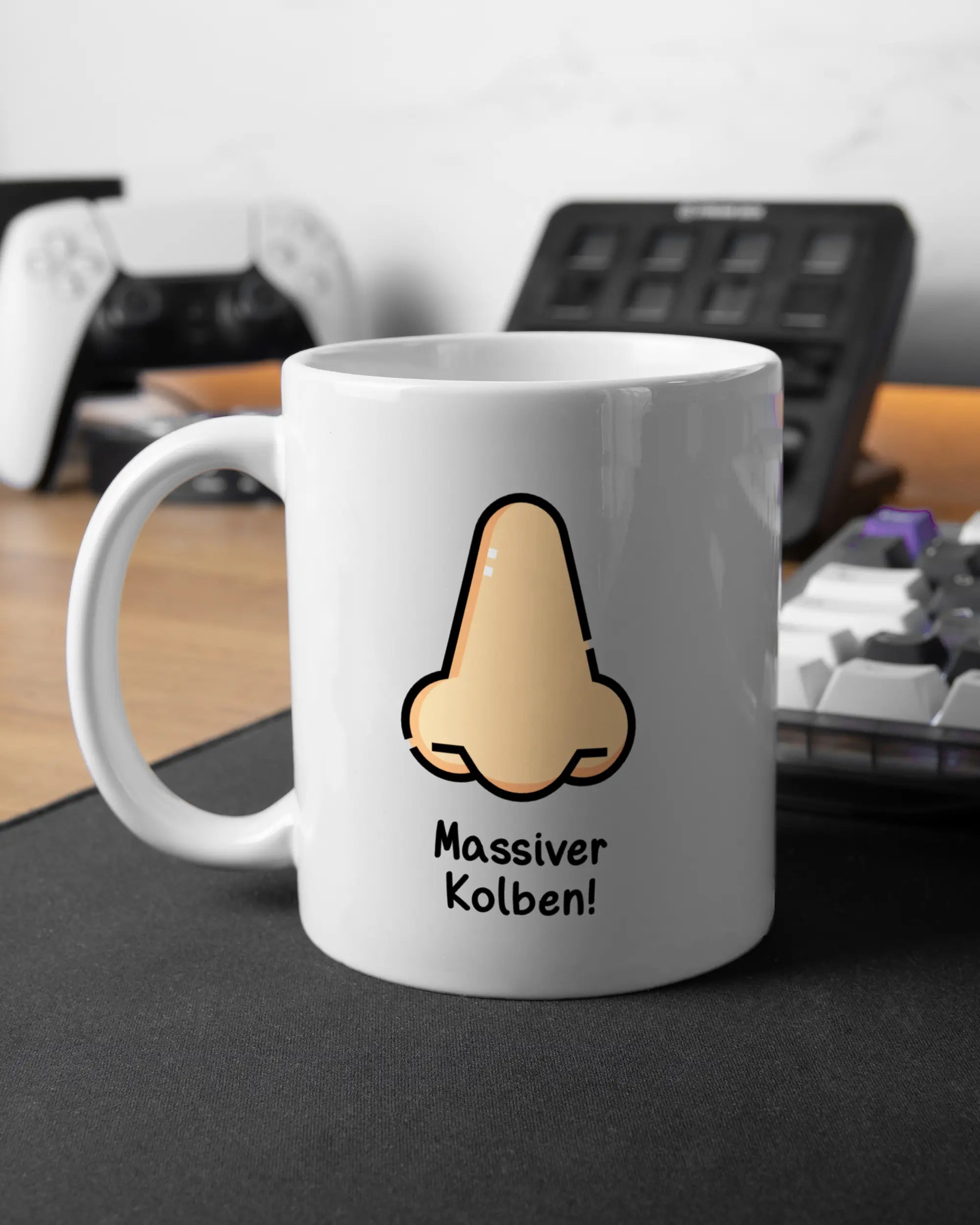 Gaming Room Aufnahme der beidseitig bedruckten Keramik Tasse von Maondo mit dem Design Massiver Kolben in der Farbe Weiß