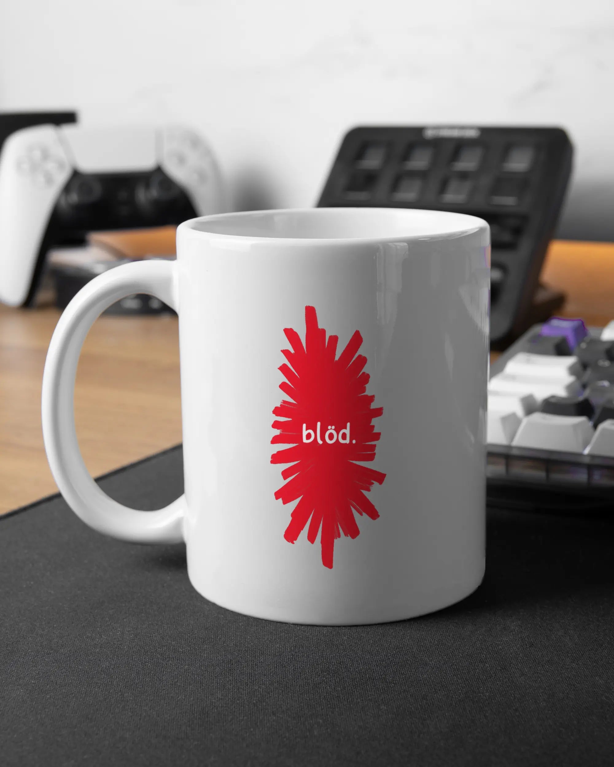 Gaming Room Aufnahme der beidseitig bedruckten Keramik Tasse von Maondo mit dem Design Blöd in der Farbe Weiß