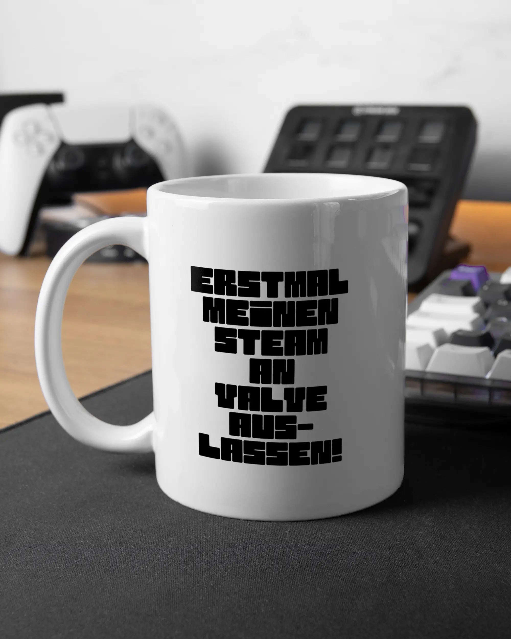 Gaming Room Aufnahme der beidseitig bedruckten Keramik Tasse von Maondo mit dem Design Lass es raus in der Farbe Weiß