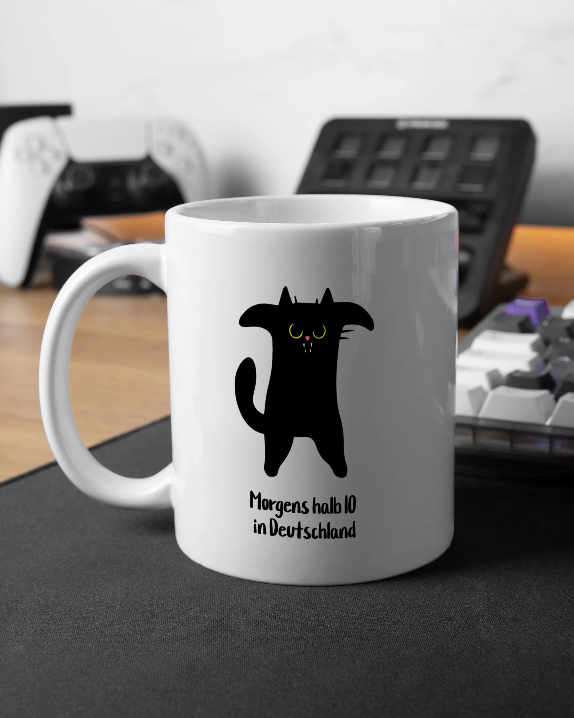 Gaming Room Aufnahme der beidseitig bedruckten Keramik Tasse von Maondo mit dem Design Guten Morgen in der Farbe Weiß