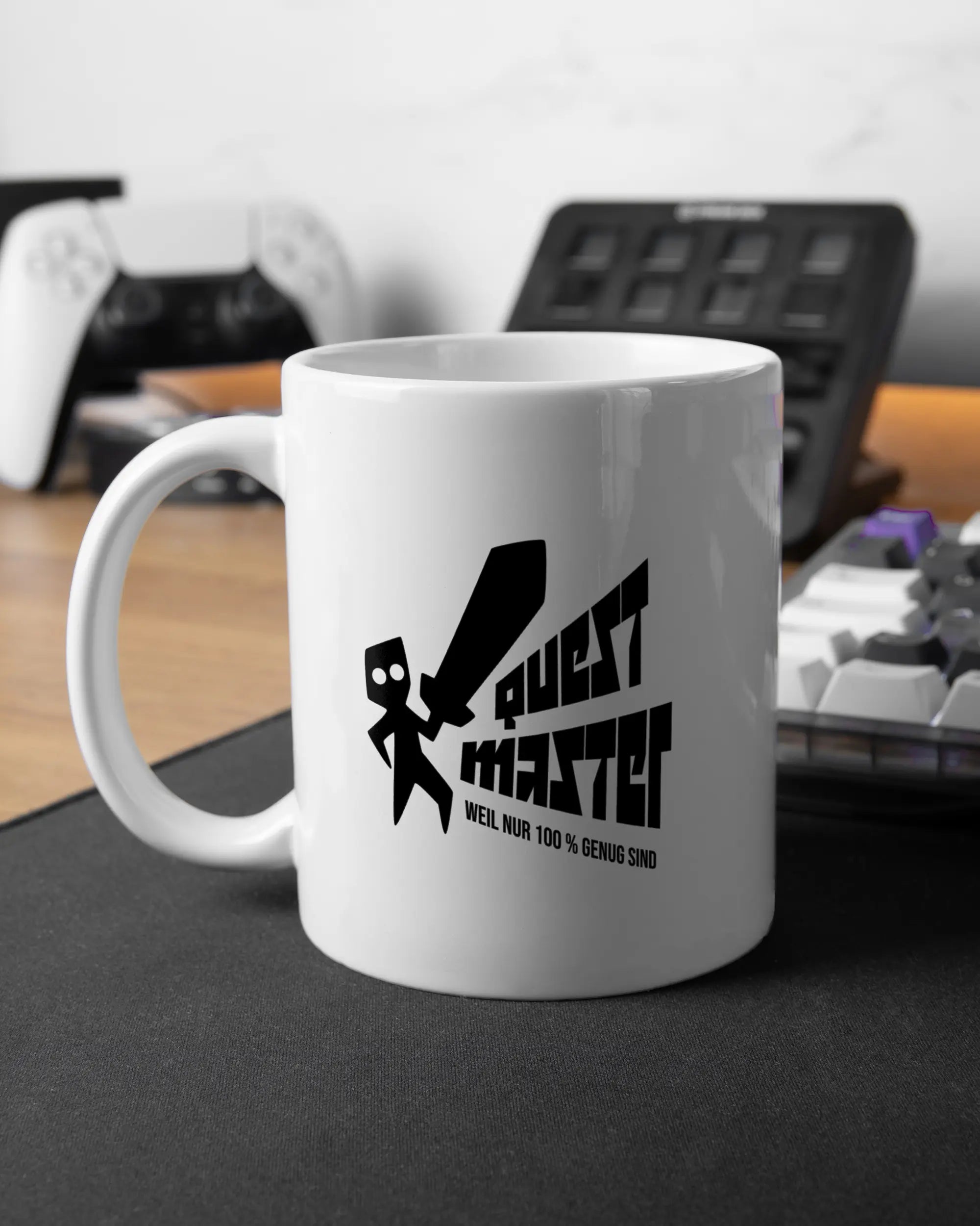 Gaming Room Aufnahme der beidseitig bedruckten Keramik Tasse von Maondo mit dem Design Quest Master in der Farbe Weiß