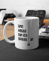 Gaming Room Aufnahme der beidseitig bedruckten Keramik Tasse von Maondo mit dem Design Abhängen in der Farbe Weiß
