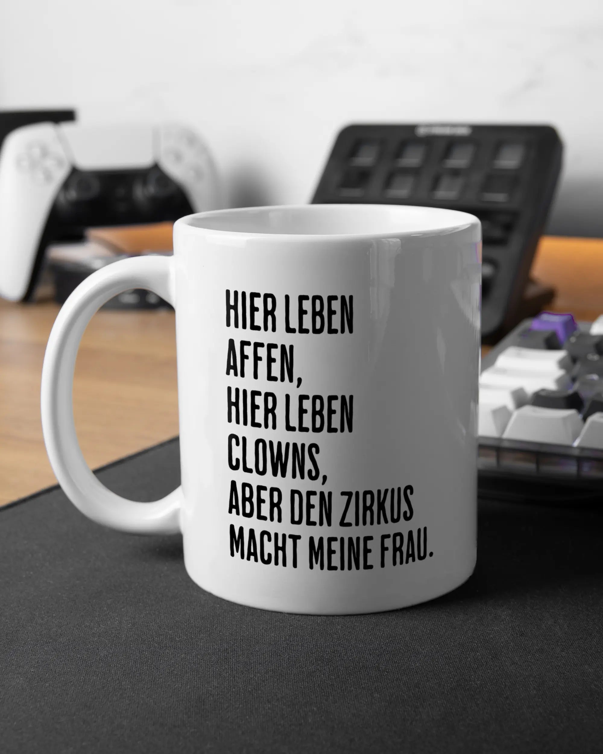 Gaming Room Aufnahme der beidseitig bedruckten Keramik Tasse von Maondo mit dem Design Affenzirkus in der Farbe Weiß