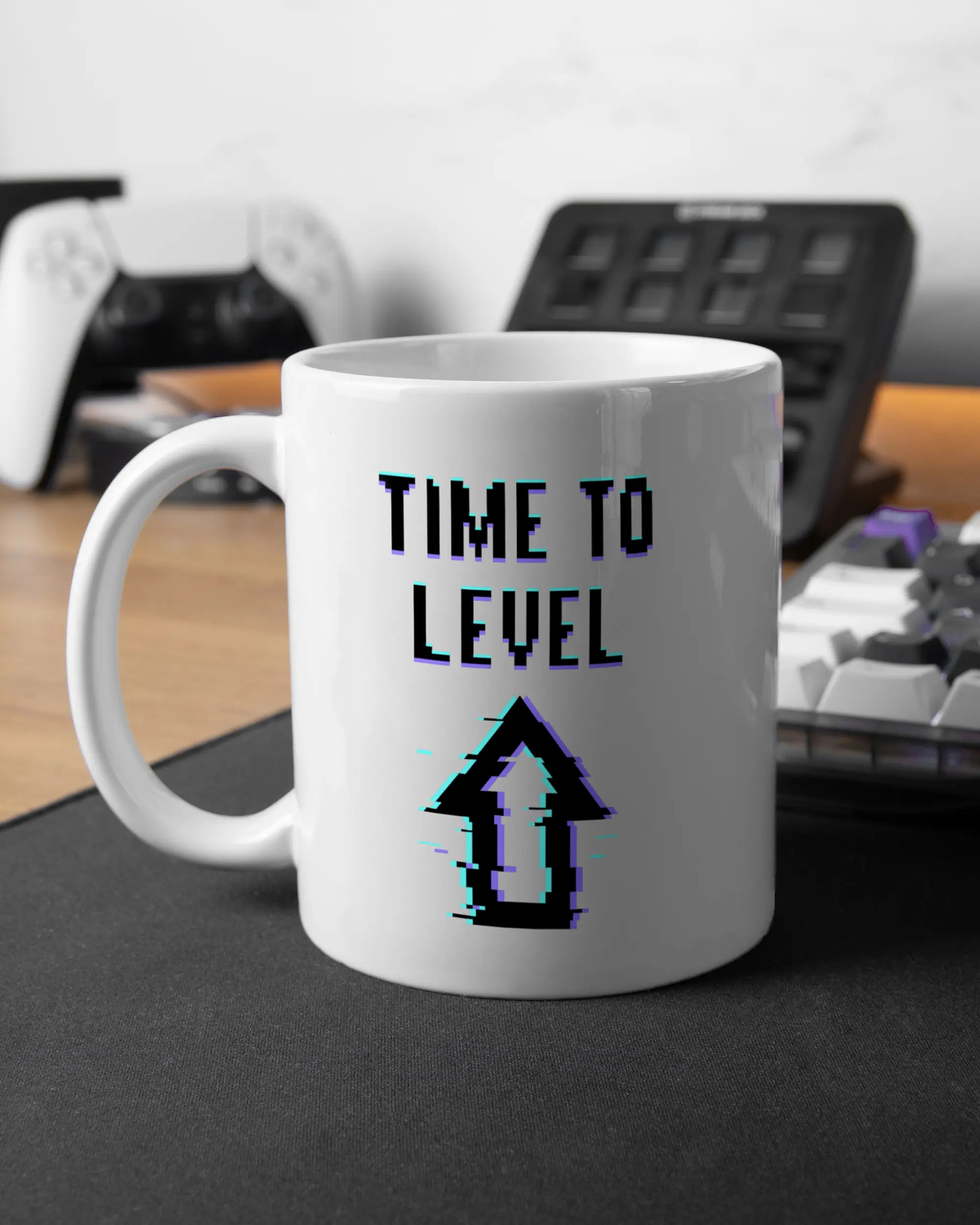 Gaming Room Aufnahme der beidseitig bedruckten Keramik Tasse von Maondo mit dem Design Koffein-Game in der Farbe Weiß