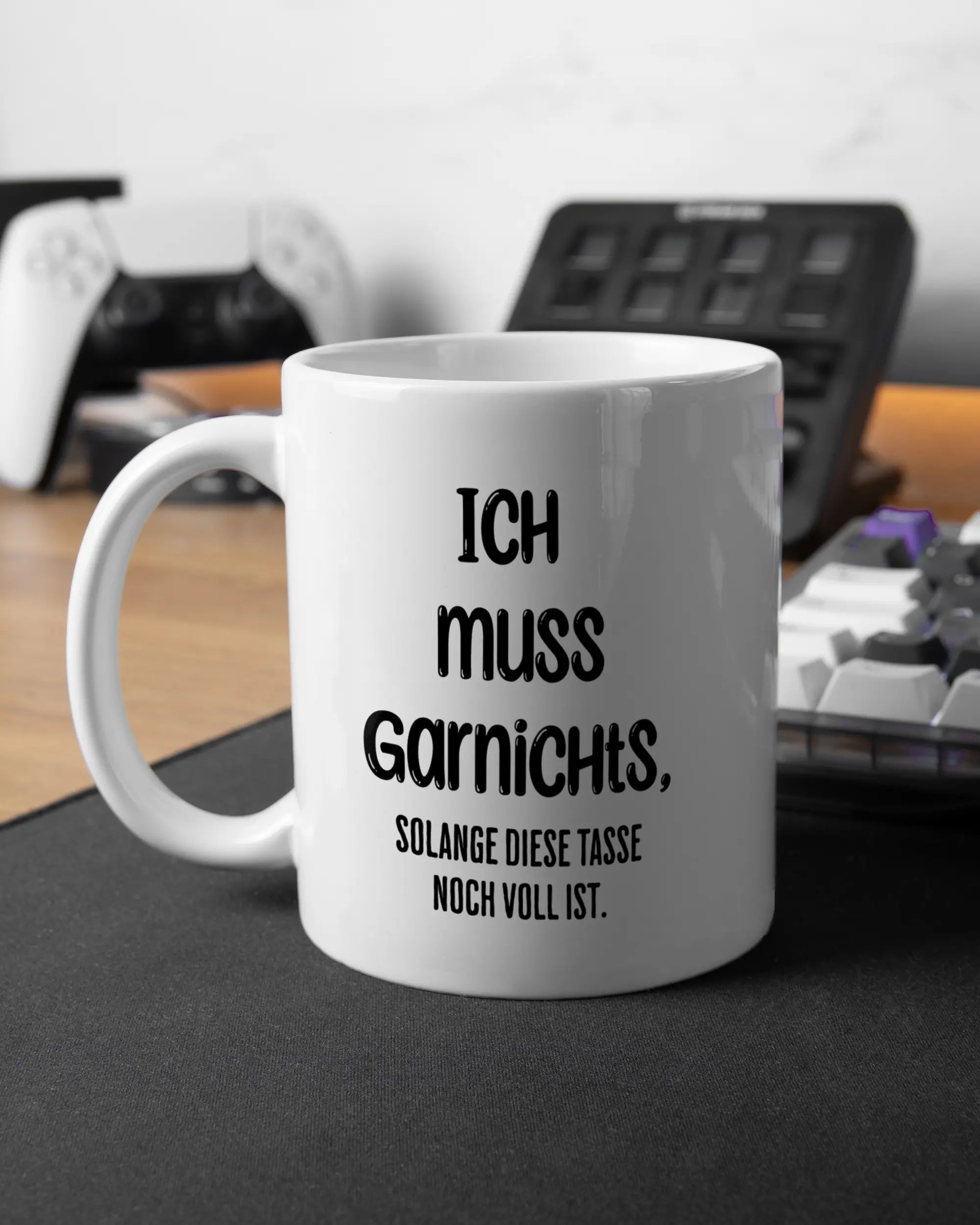 Gaming Room Aufnahme der beidseitig bedruckten Keramik Tasse von Maondo mit dem Design Verhandlungsspielraum in der Farbe Weiß