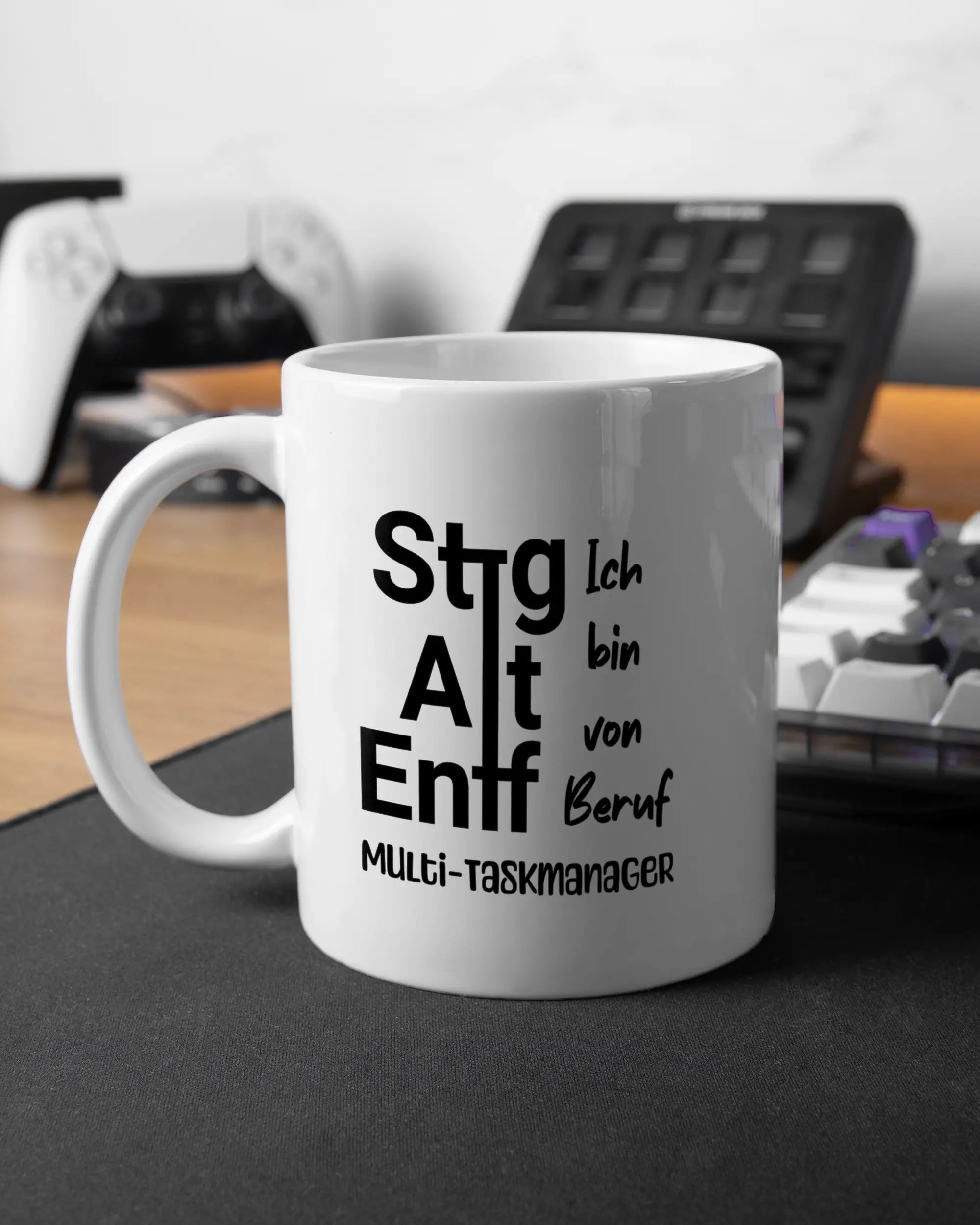 Gaming Room Aufnahme der beidseitig bedruckten Keramik Tasse von Maondo mit dem Design Multi-Taskmanager in der Farbe Weiß