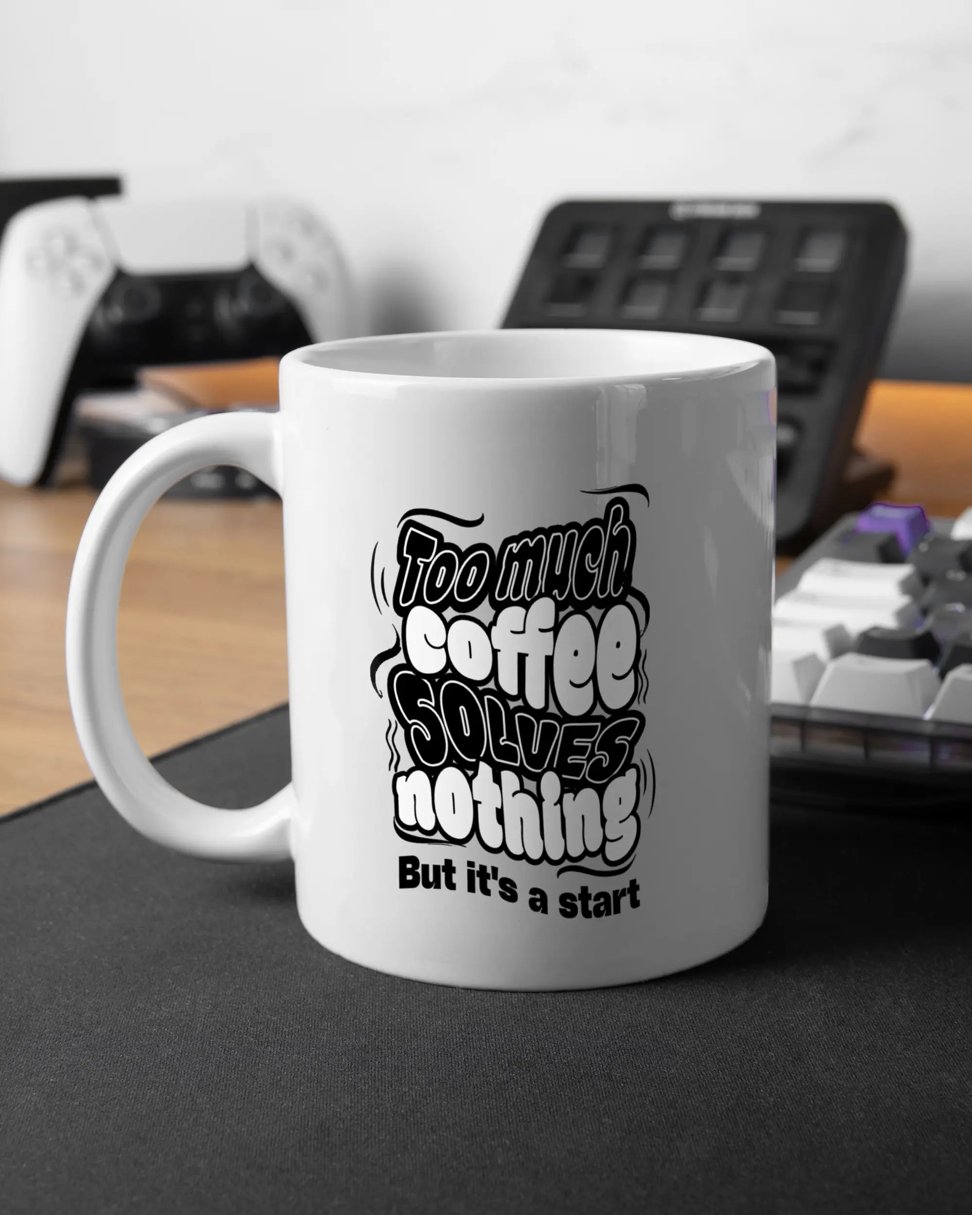 Gaming Room Aufnahme der beidseitig bedruckten Keramik Tasse von Maondo mit dem Design It's a start in der Farbe Weiß
