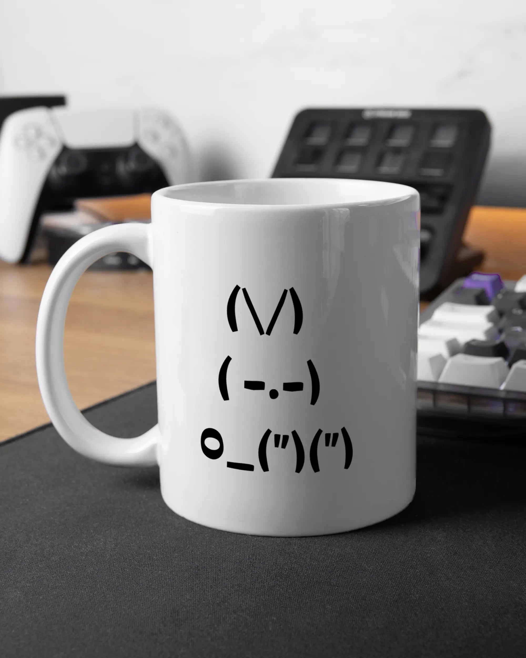 Gaming Room Aufnahme der beidseitig bedruckten Keramik Tasse von Maondo mit dem Design Nicer Hase in der Farbe Weiß