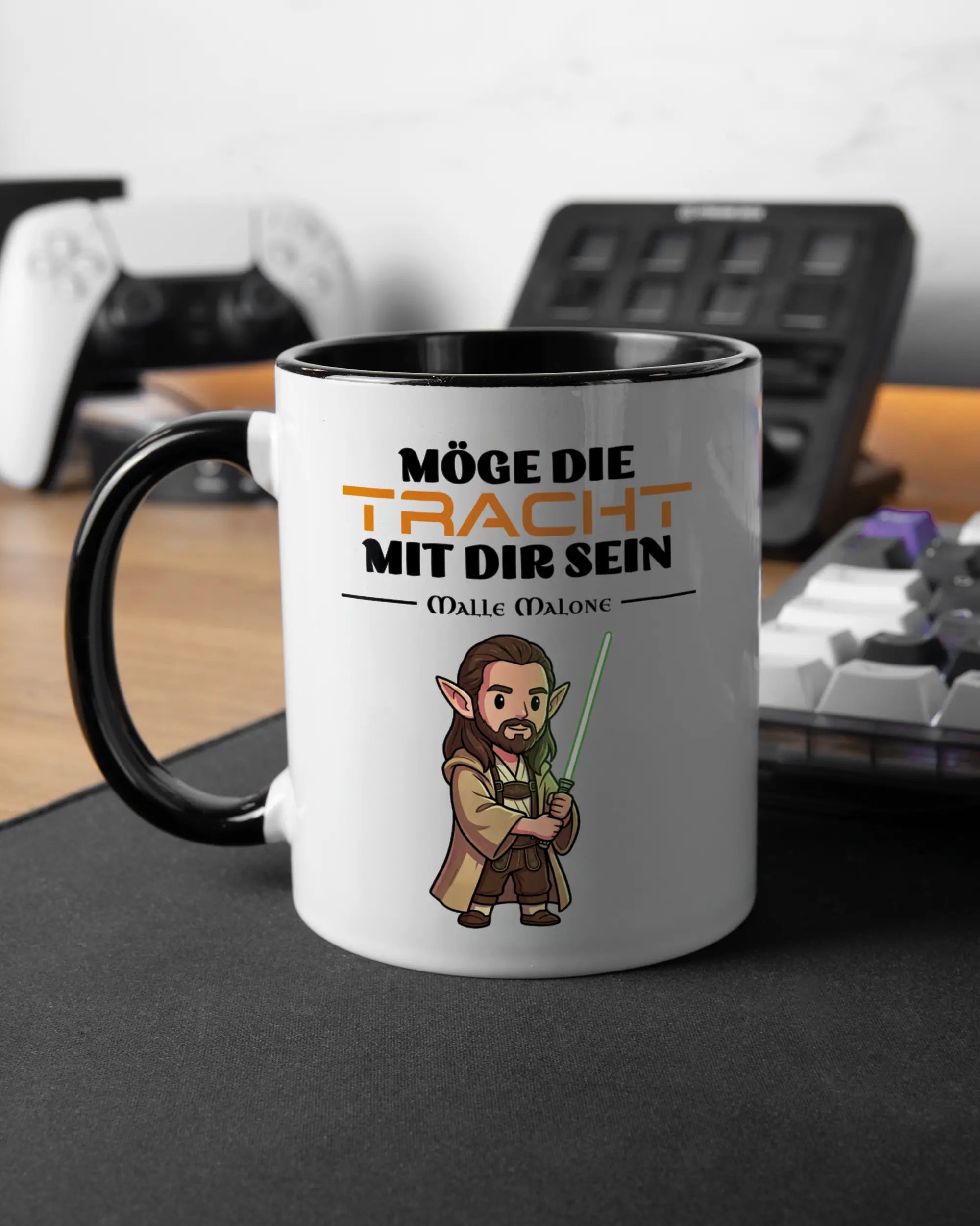 Gaming Room Aufnahme der linken Seite der beidseitig bedruckten Keramiktasse von Maondo mit dem Design Tracht mit dir in der Farbe Duotone
