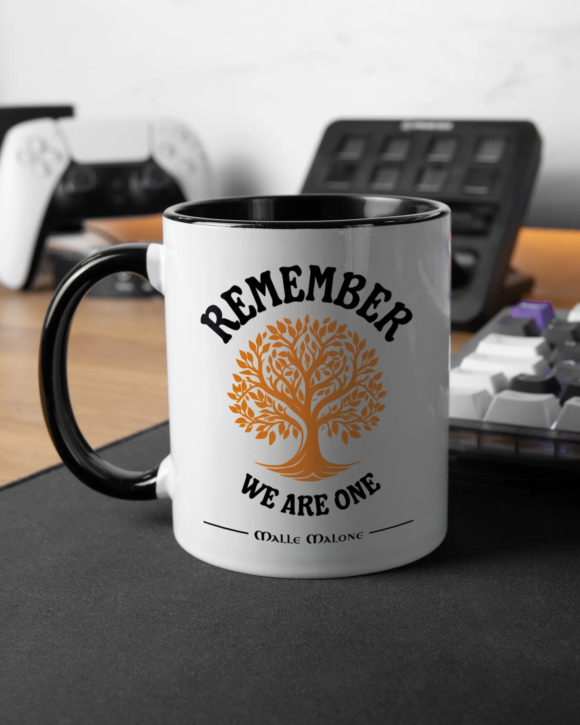 Gaming Room Aufnahme der linken Seite der beidseitig bedruckten Keramiktasse von Maondo mit dem Design We are one in der Farbe Duotone