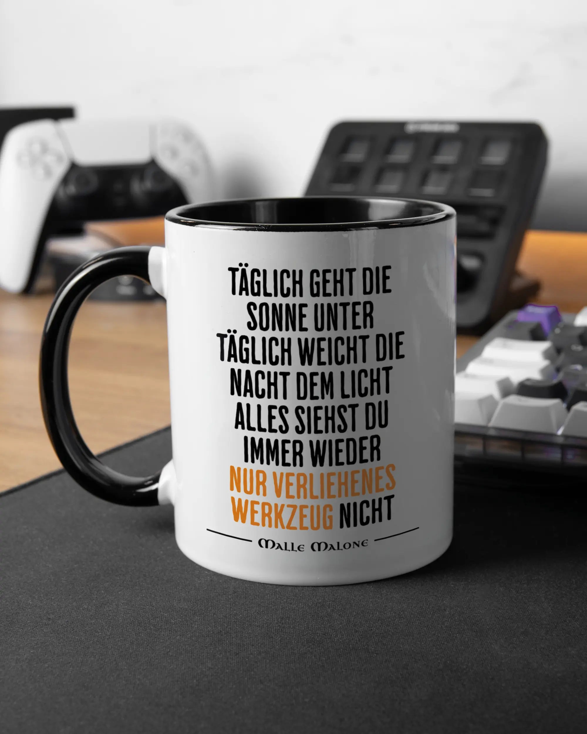 Gaming Room Aufnahme der linken Seite der beidseitig bedruckten Keramiktasse von Maondo mit dem Design Wegzeug in der Farbe Duotone