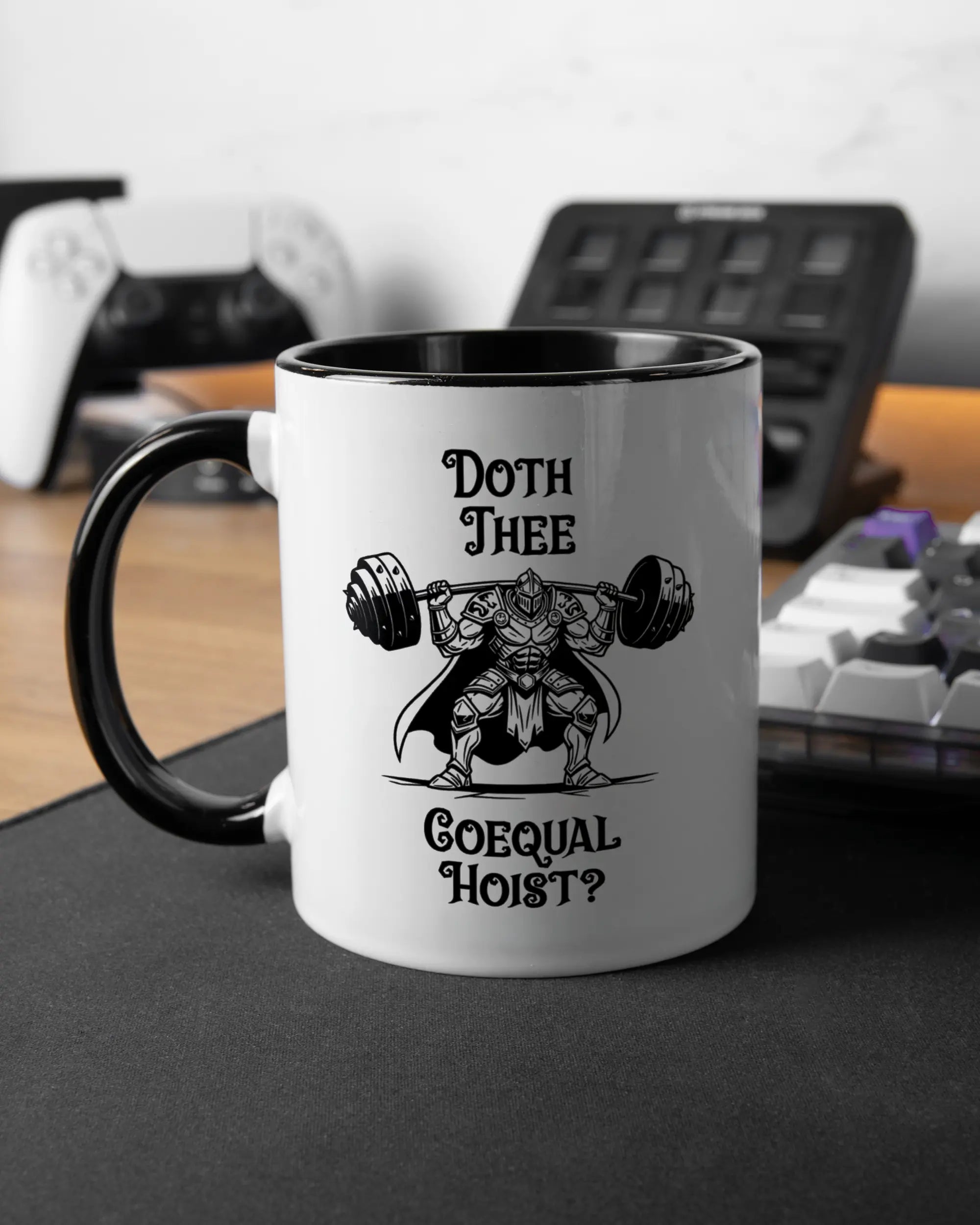 Gaming Room Aufnahme der linken Seite der beidseitig bedruckten Keramiktasse von Maondo mit dem Design Hoist Mode in der Farbe Duotone