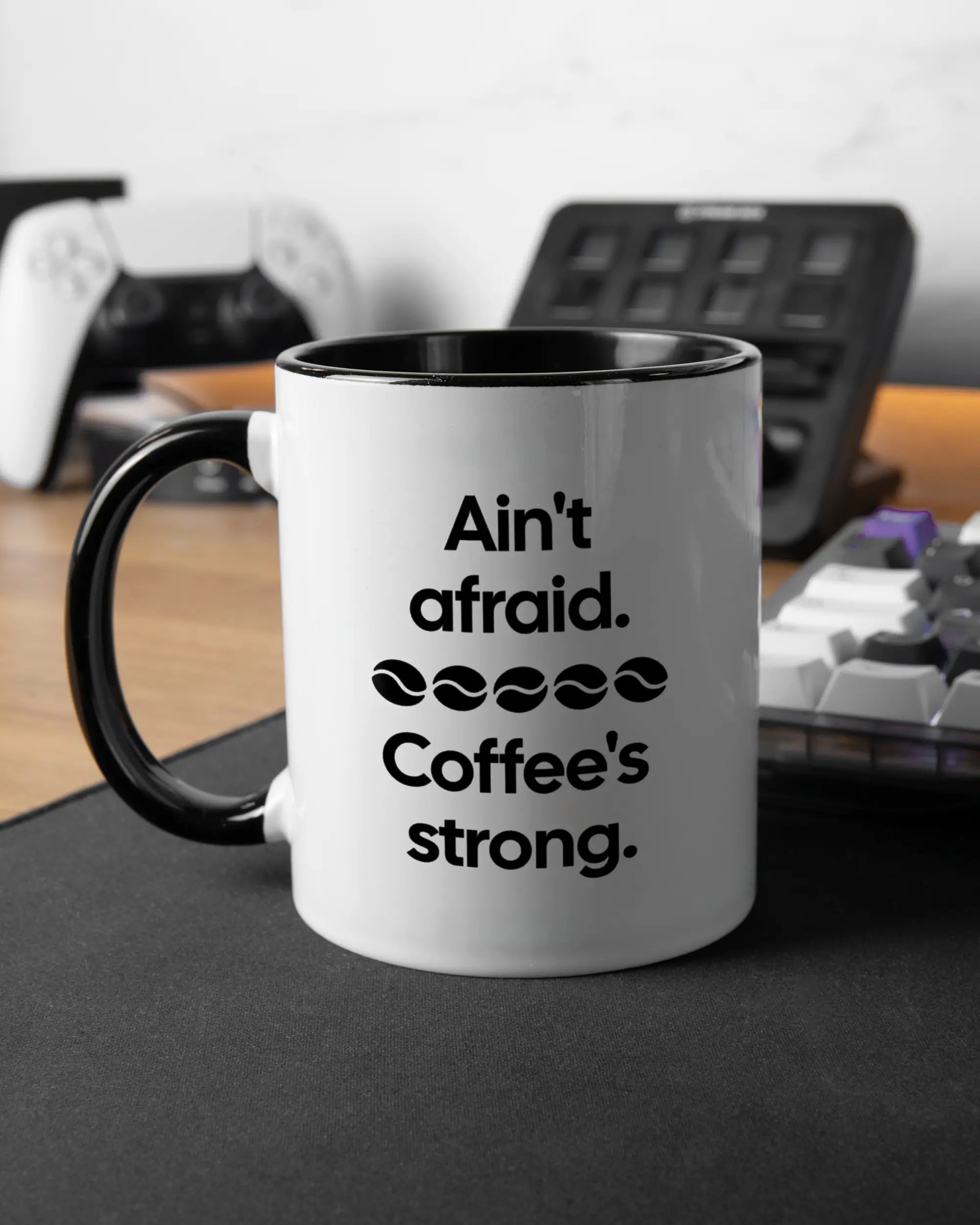 Gaming Room Aufnahme der linken Seite der beidseitig bedruckten Keramiktasse von Maondo mit dem Design Coffee is strong in der Farbe Duotone