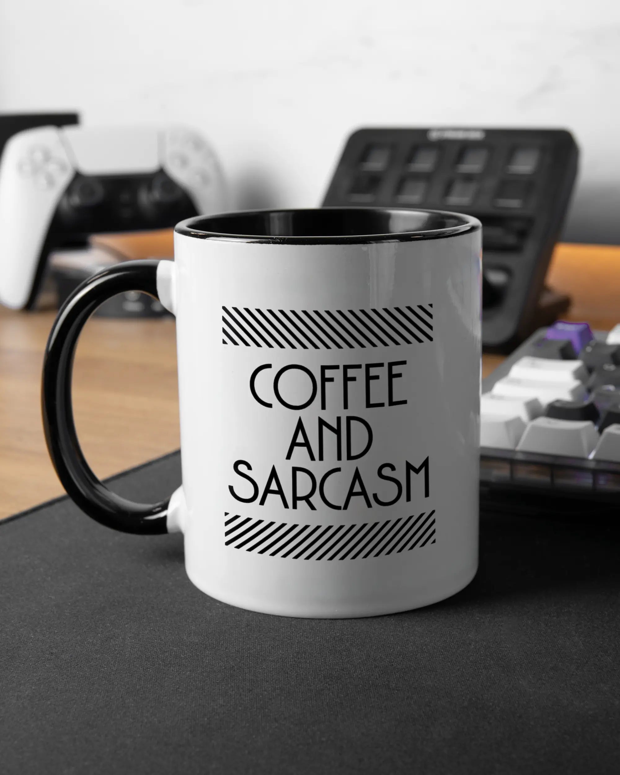 Gaming Room Aufnahme der linken Seite der beidseitig bedruckten Keramiktasse von Maondo mit dem Design Sarcastic Cup in der Farbe Duotone