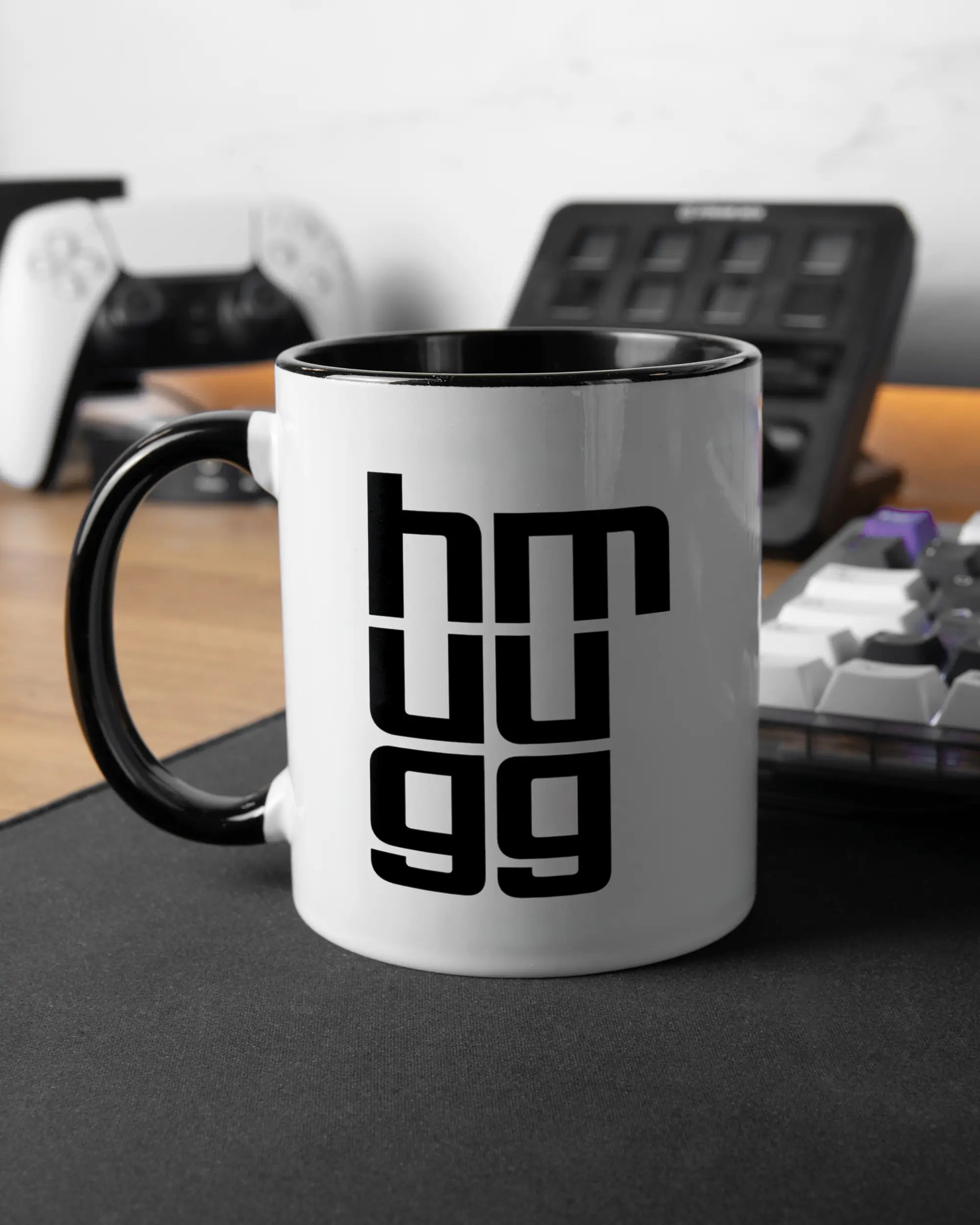 Gaming Room Aufnahme der linken Seite der beidseitig bedruckten Keramiktasse von Maondo mit dem Design Hug Mug in der Farbe Duotone