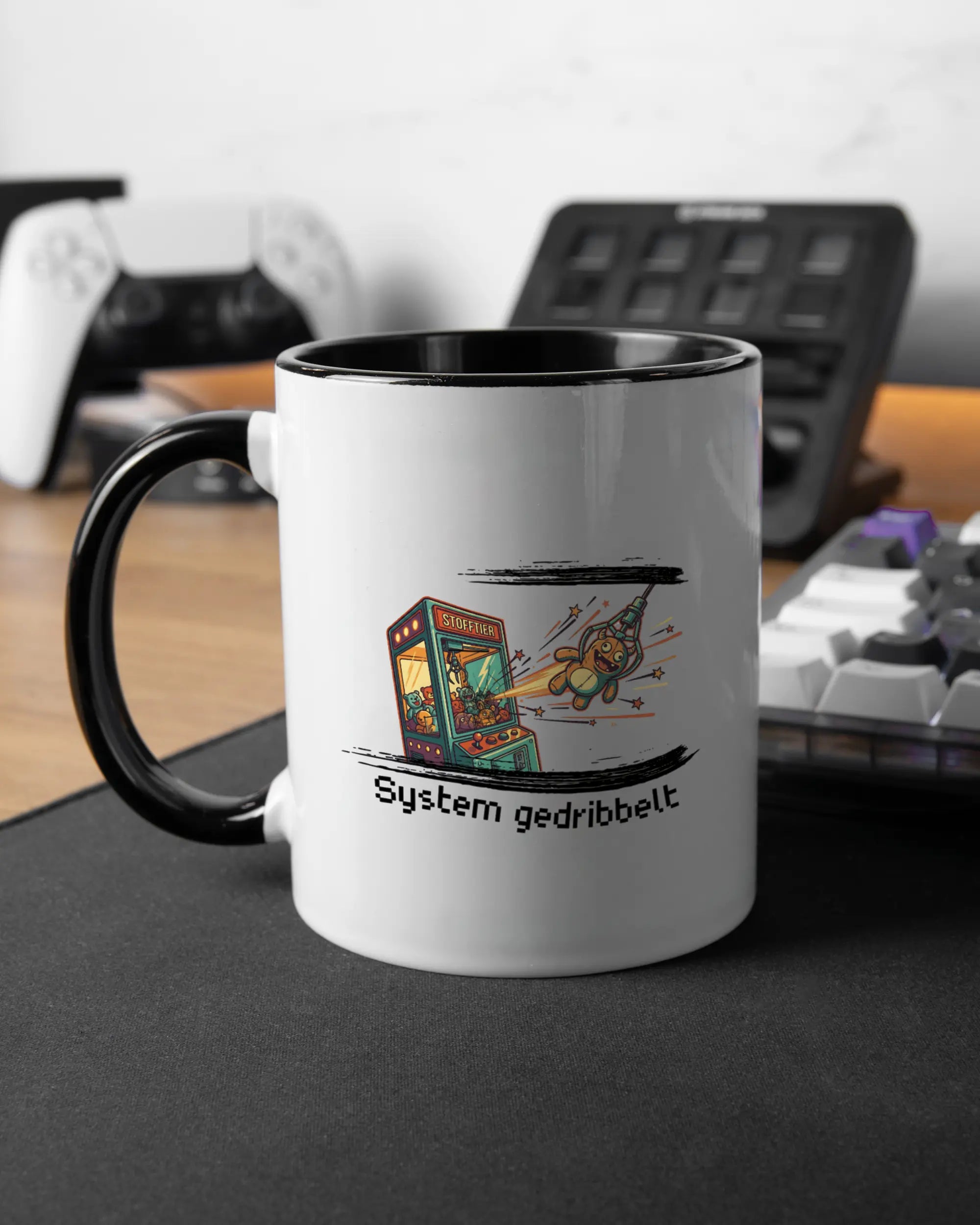 Gaming Room Aufnahme der linken Seite der beidseitig bedruckten Keramiktasse von Maondo mit dem Design System gedribbelt in der Farbe Duotone