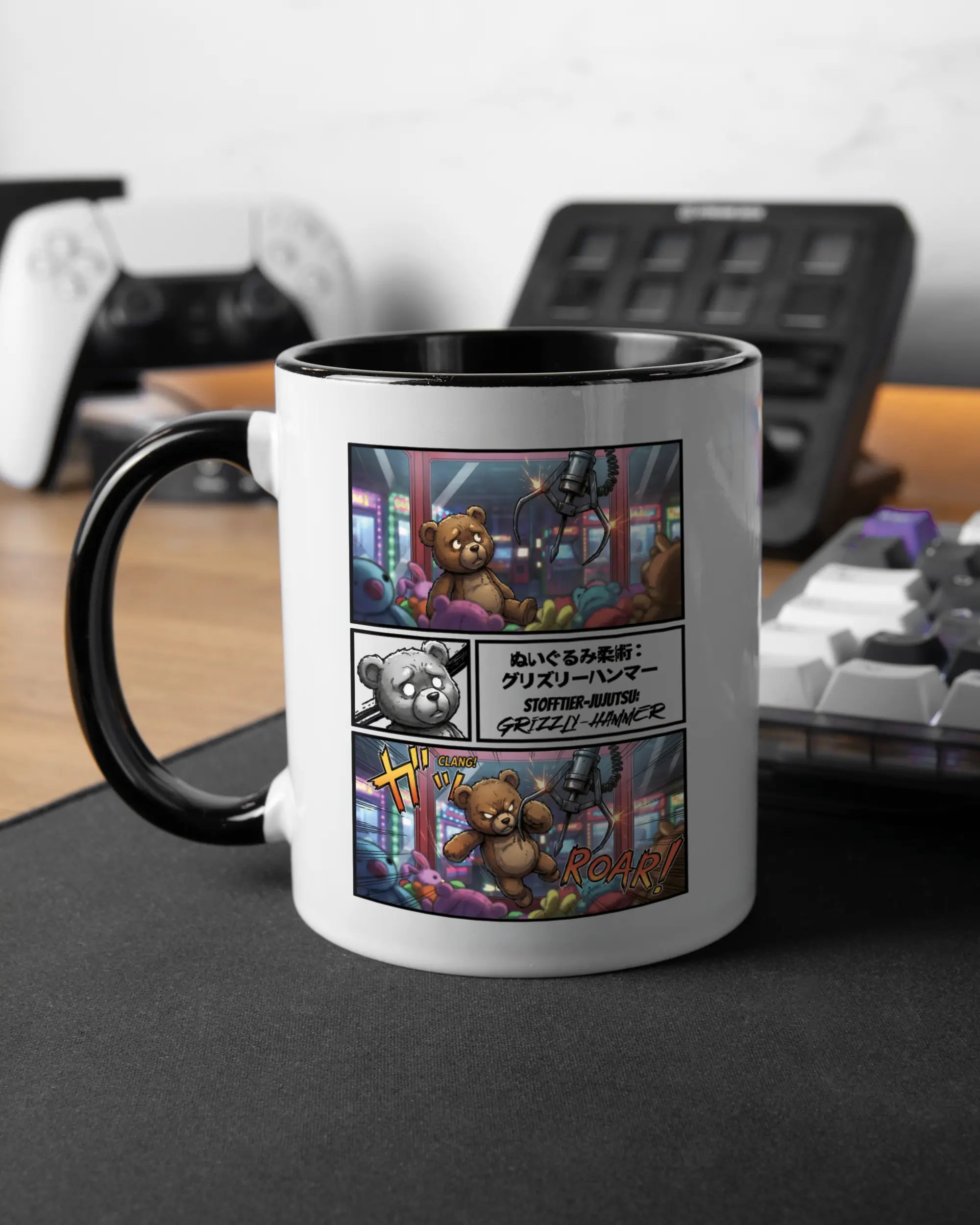 Gaming Room Aufnahme der linken Seite der beidseitig bedruckten Keramiktasse von Maondo mit dem Design Manga Stoff in der Farbe Duotone