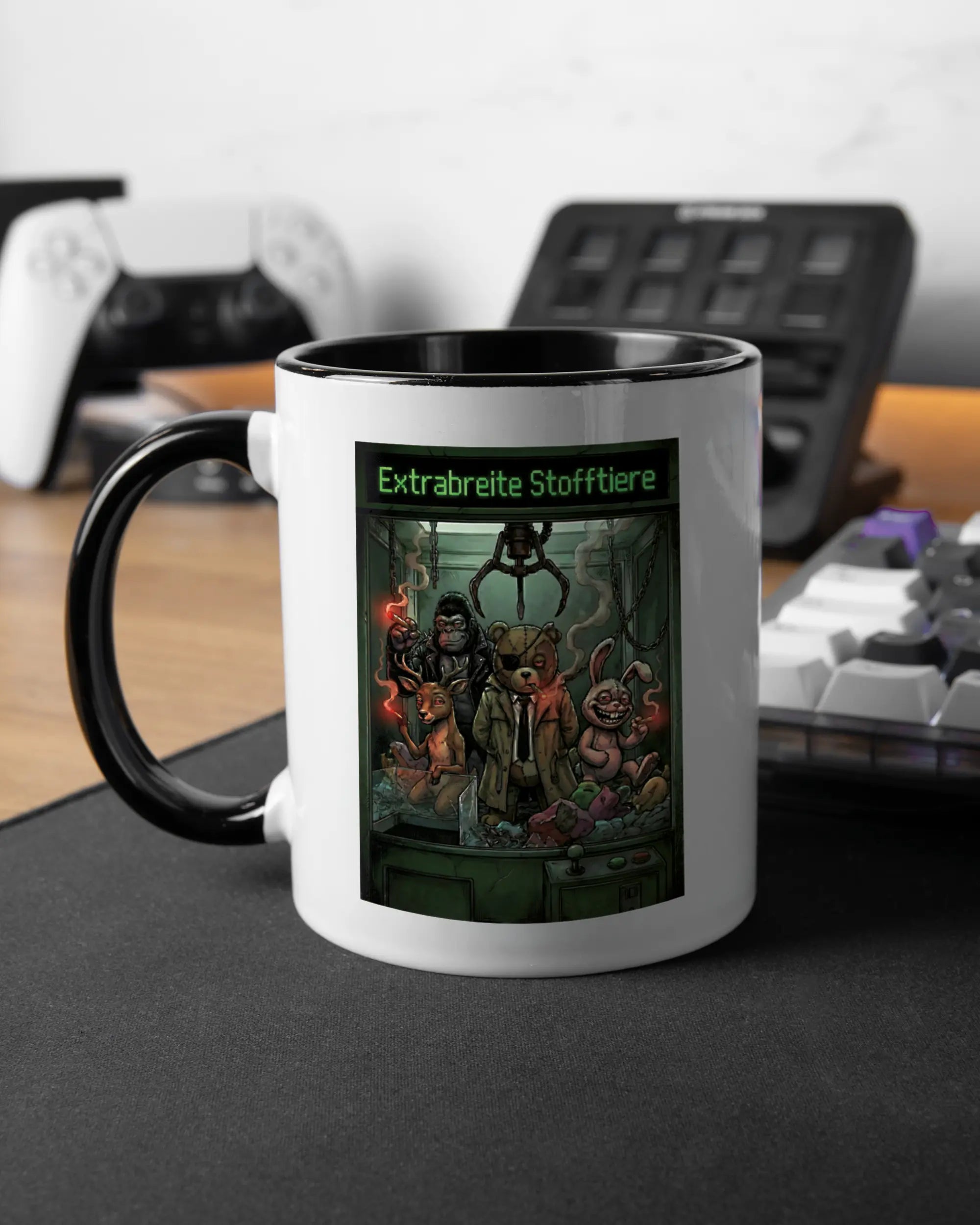 Gaming Room Aufnahme der linken Seite der beidseitig bedruckten Keramiktasse von Maondo mit dem Design Extrabreit in der Farbe Duotone