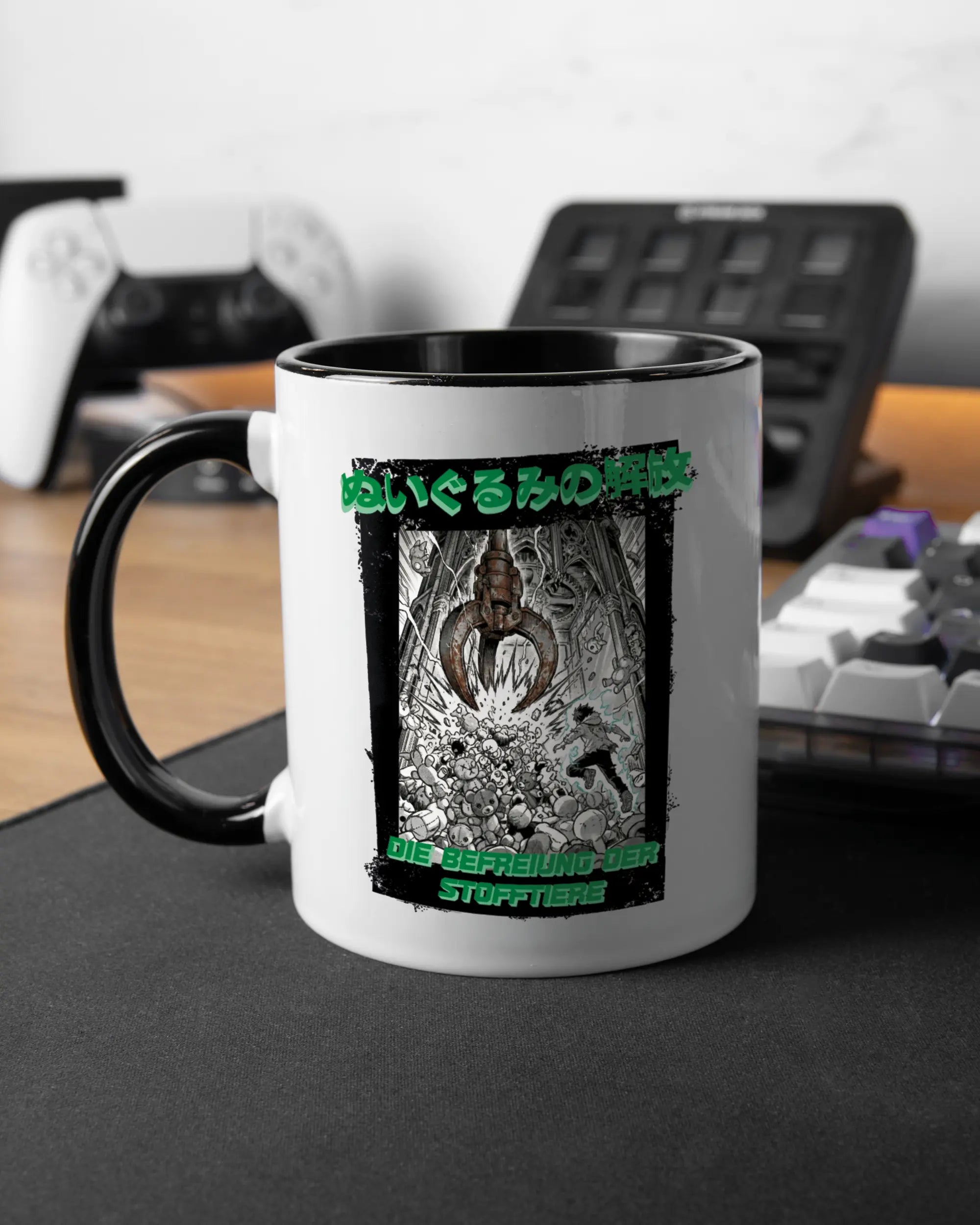 Gaming Room Aufnahme der linken Seite der beidseitig bedruckten Keramiktasse von Maondo mit dem Design Save 1 Stofftier in der Farbe Duotone