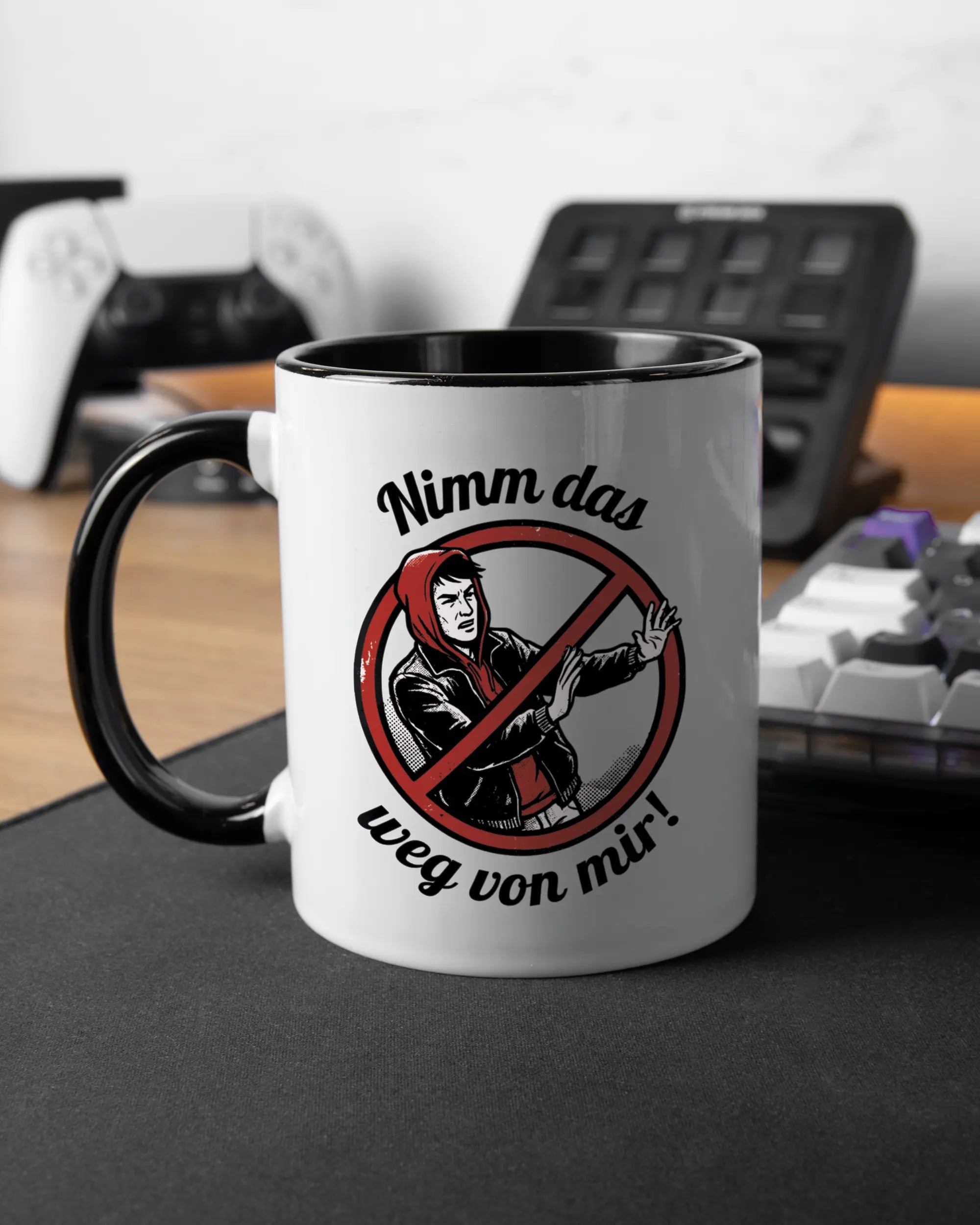 Gaming Room Aufnahme der linken Seite der beidseitig bedruckten Keramiktasse von Maondo mit dem Design Nimm das weg in der Farbe Duotone