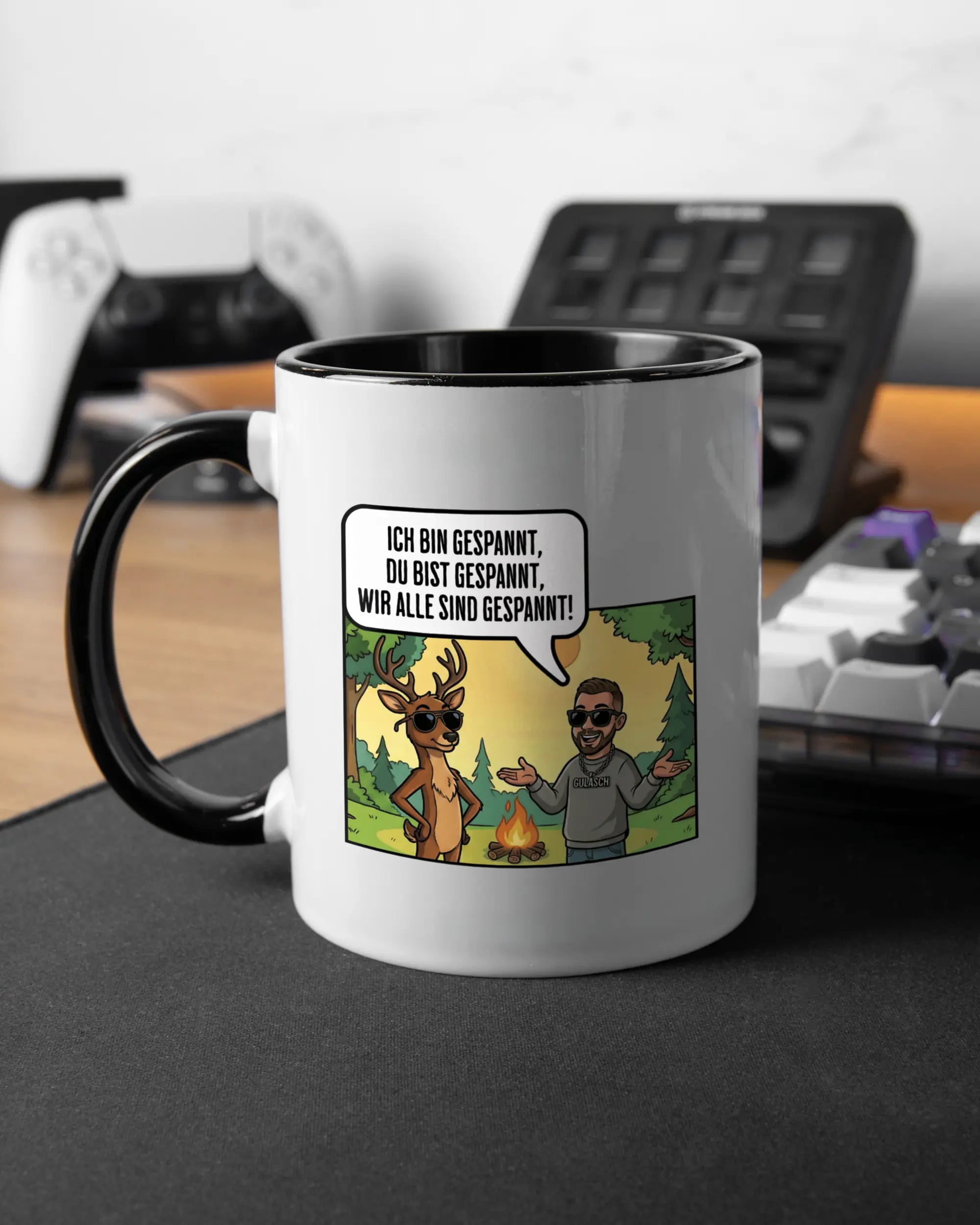 Gaming Room Aufnahme der linken Seite der beidseitig bedruckten Keramiktasse von Maondo mit dem Design Vollspannung in der Farbe Duotone