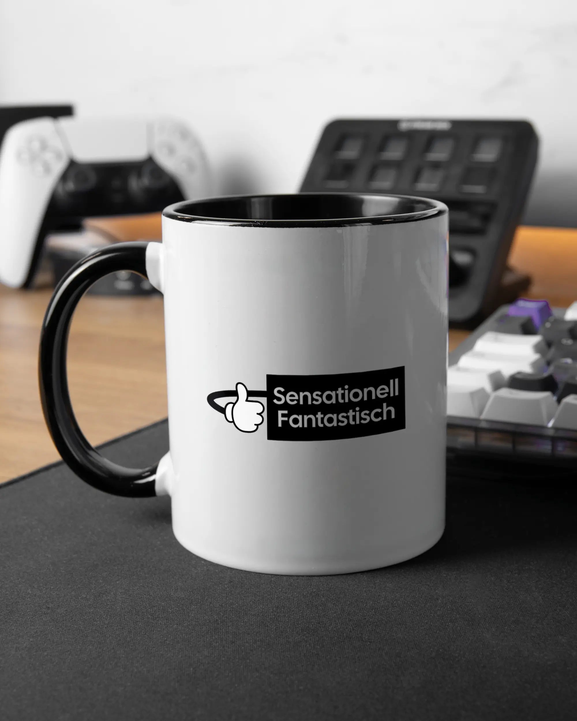 Gaming Room Aufnahme der linken Seite der beidseitig bedruckten Keramiktasse von Maondo mit dem Design Fantastisch in der Farbe Duotone