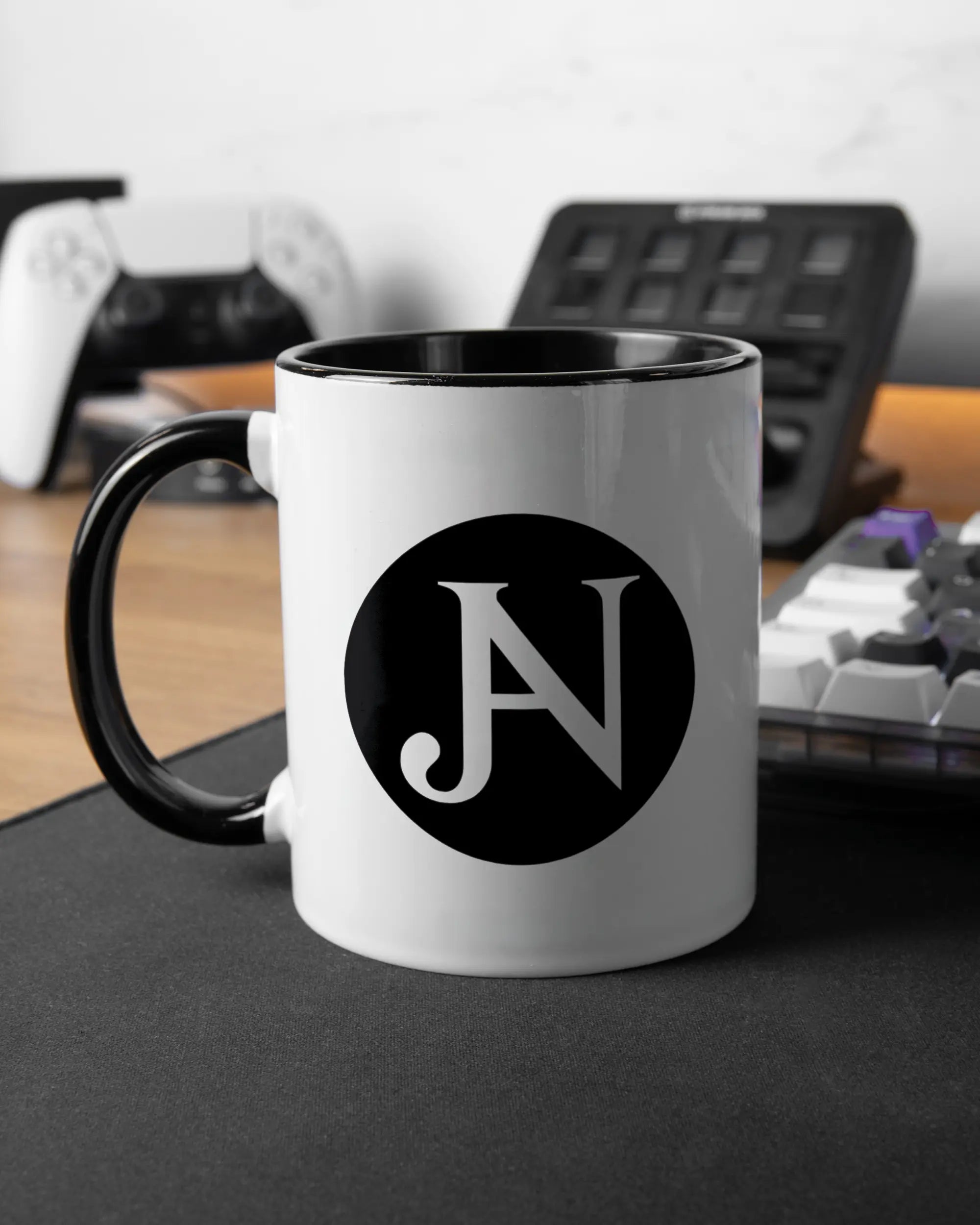 Gaming Room Aufnahme der linken Seite der beidseitig bedruckten Keramiktasse von Maondo mit dem Design JB1 in der Farbe Duotone