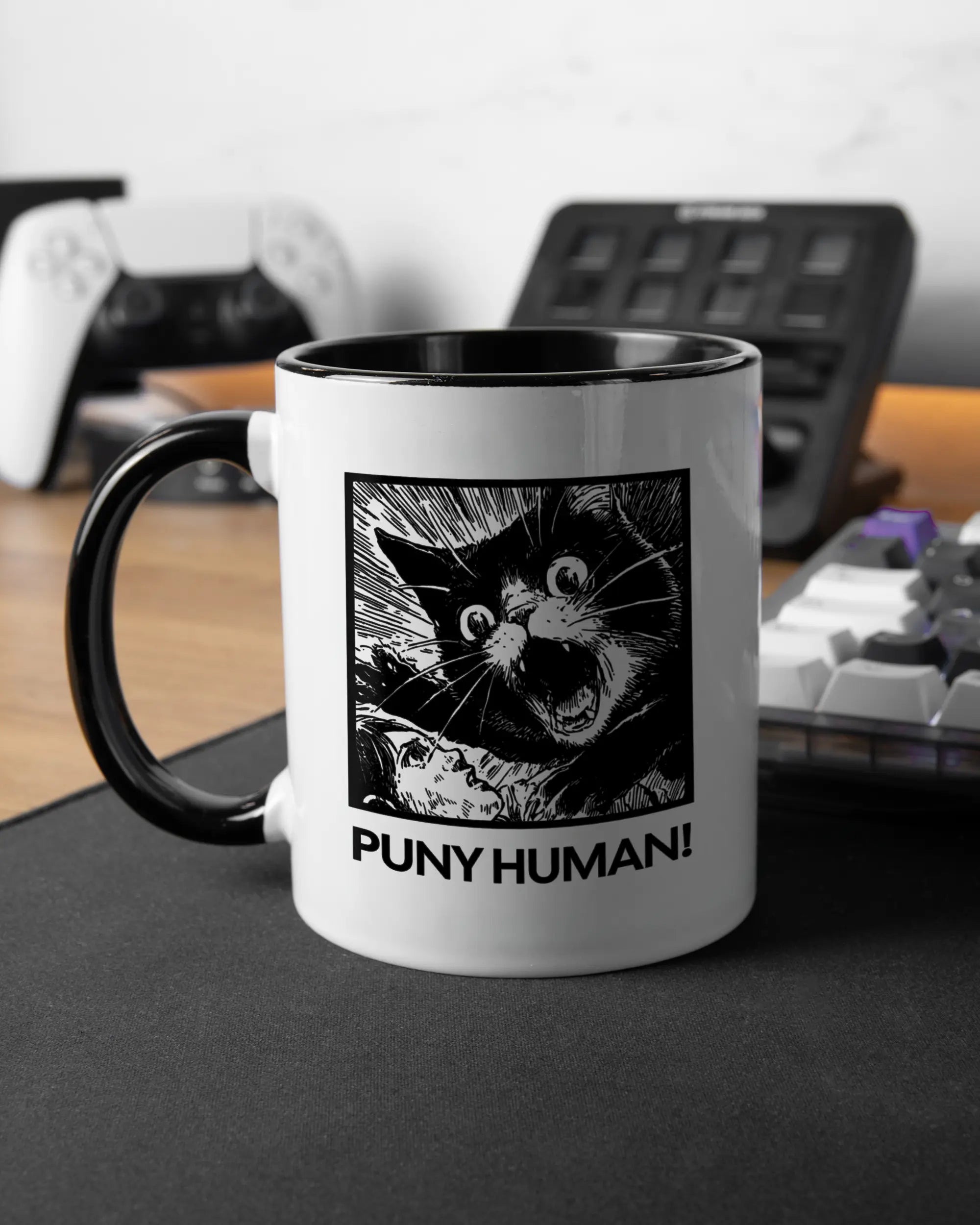 Gaming Room Aufnahme der linken Seite der beidseitig bedruckten Keramiktasse von Maondo mit dem Design Puny Human in der Farbe Duotone