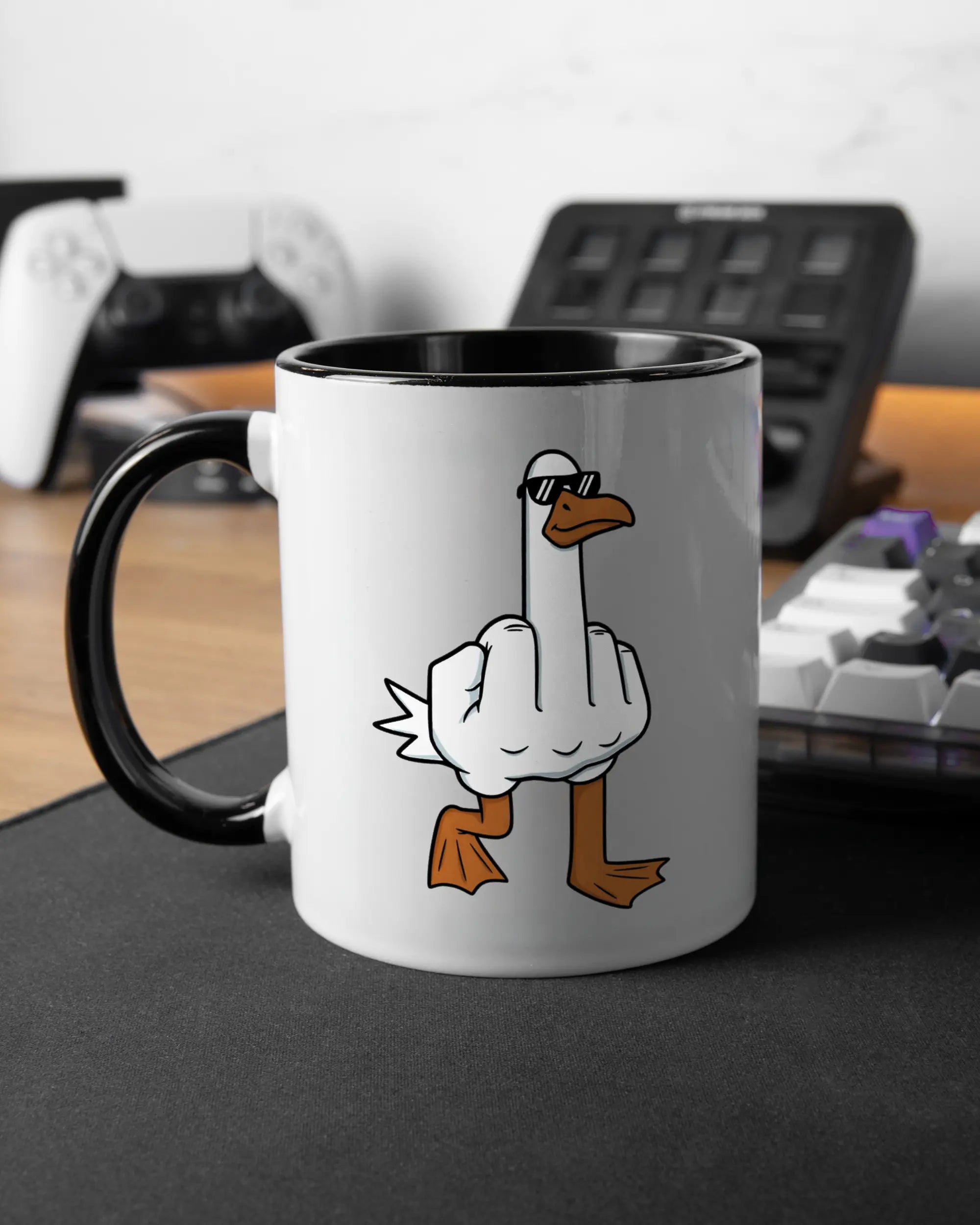 Gaming Room Aufnahme der linken Seite der beidseitig bedruckten Keramiktasse von Maondo mit dem Design I give a duck in der Farbe Duotone