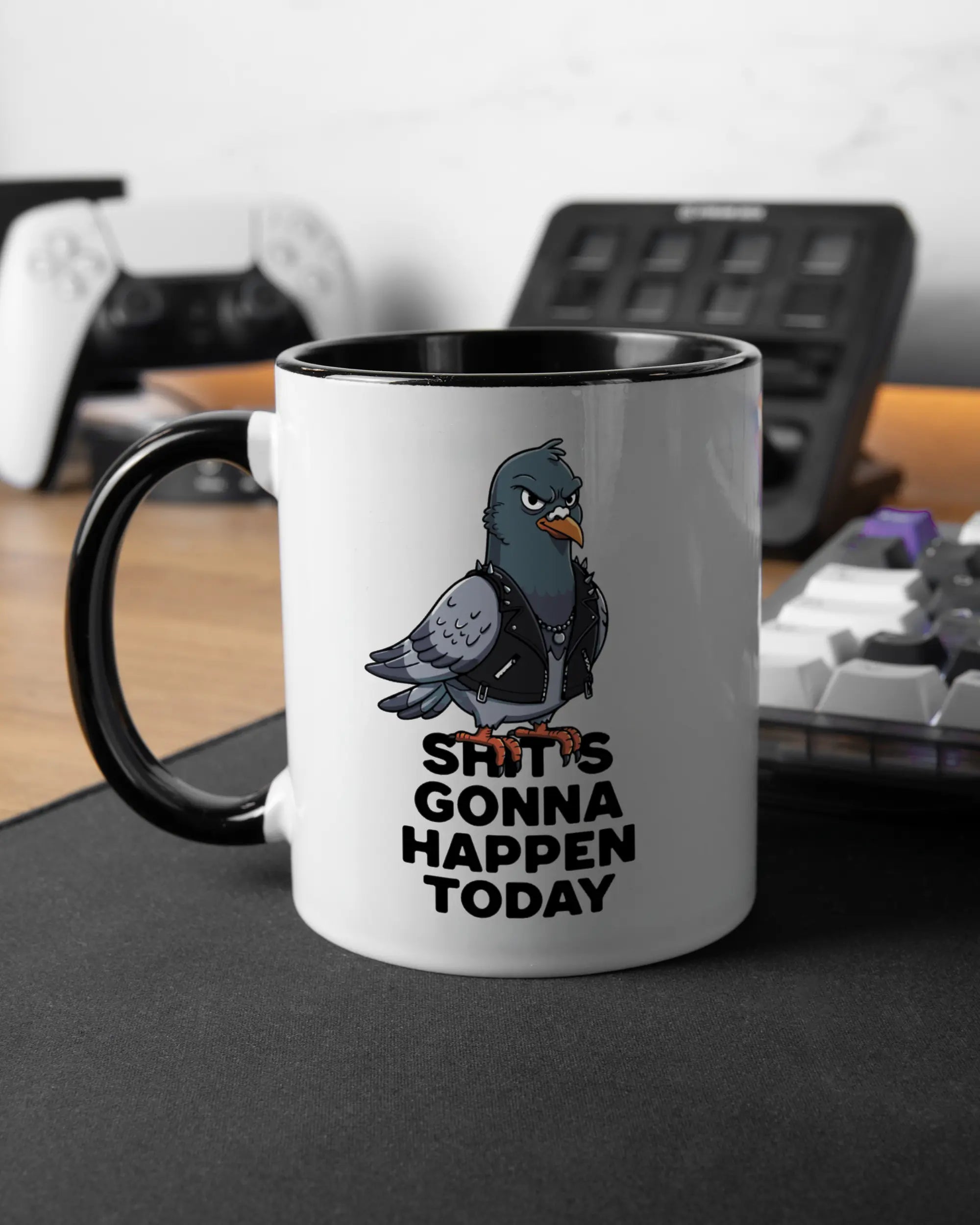 Gaming Room Aufnahme der linken Seite der beidseitig bedruckten Keramiktasse von Maondo mit dem Design Pigeon Pun in der Farbe Duotone