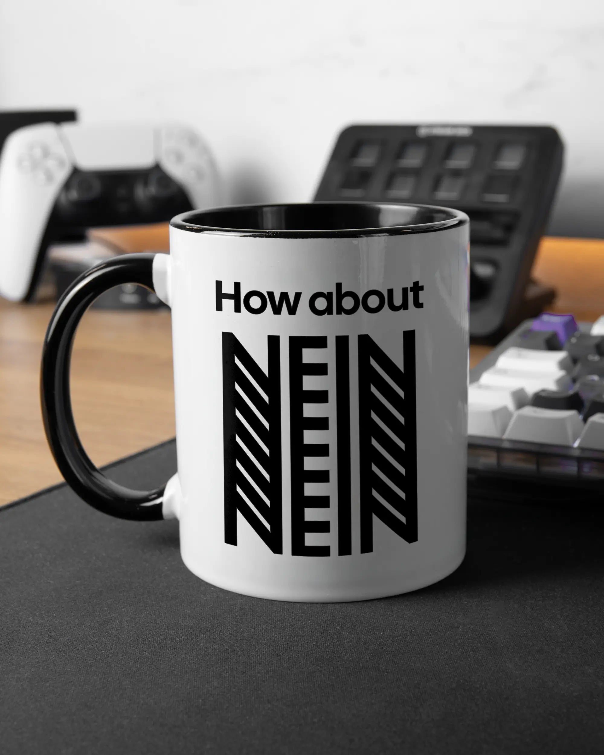 Gaming Room Aufnahme der linken Seite der beidseitig bedruckten Keramiktasse von Maondo mit dem Design How about nein in der Farbe Duotone