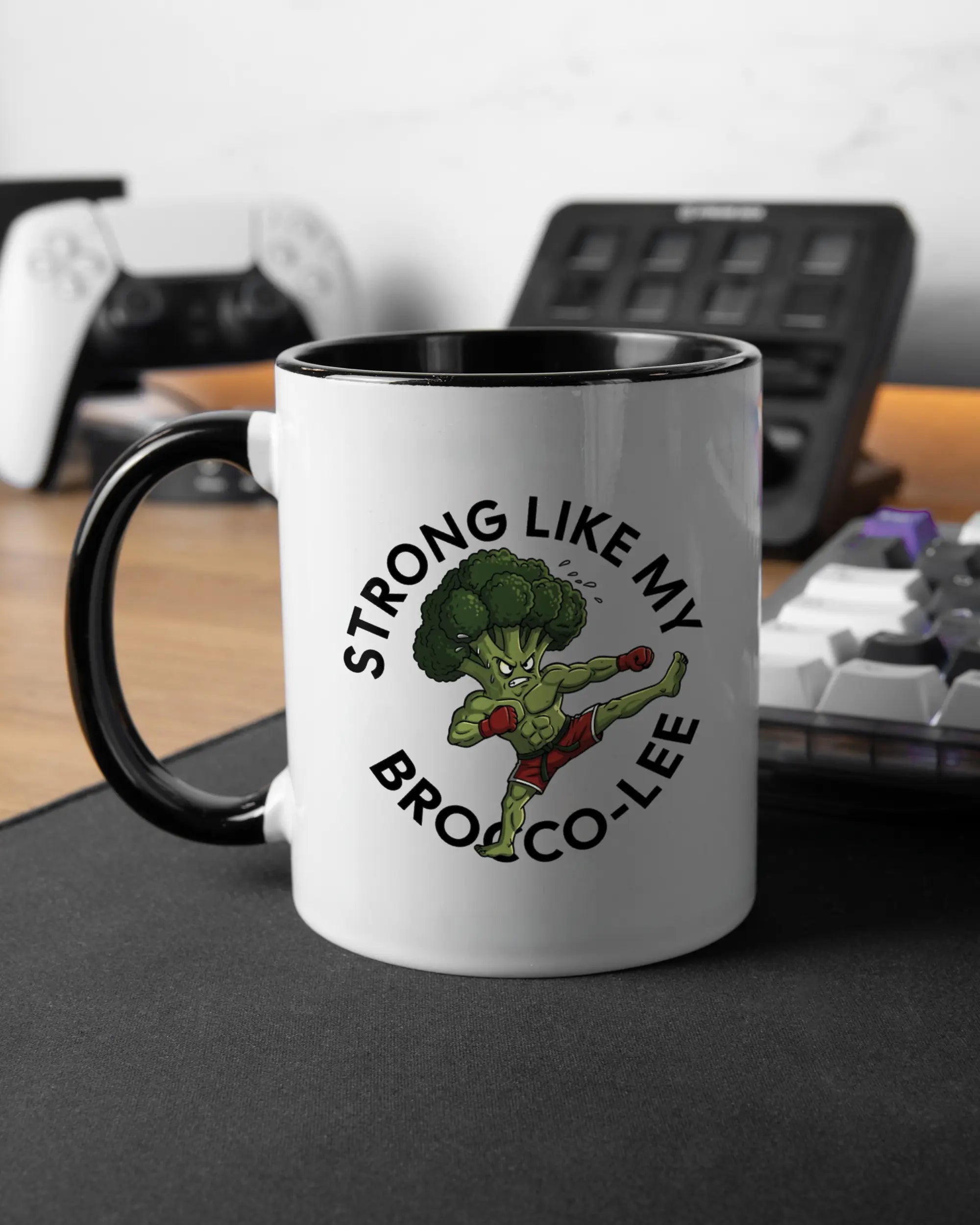 Gaming Room Aufnahme der linken Seite der beidseitig bedruckten Keramiktasse von Maondo mit dem Design Brocco-Lee in der Farbe Duotone