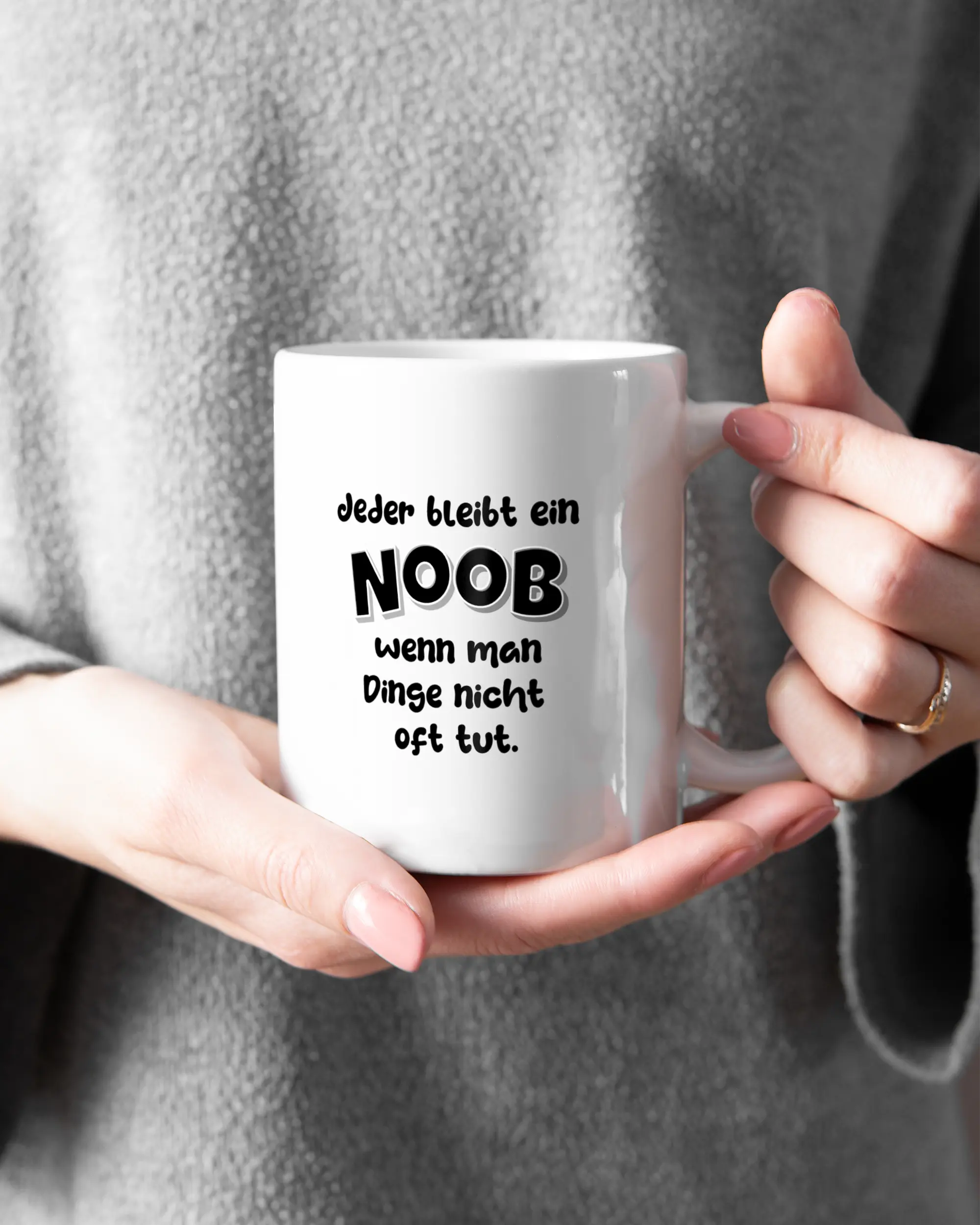 Closeup Modelshot Frau der beidseitig bedruckten Keramik Tasse von Maondo mit dem Design Noob Upgrade in der Farbe Weiß