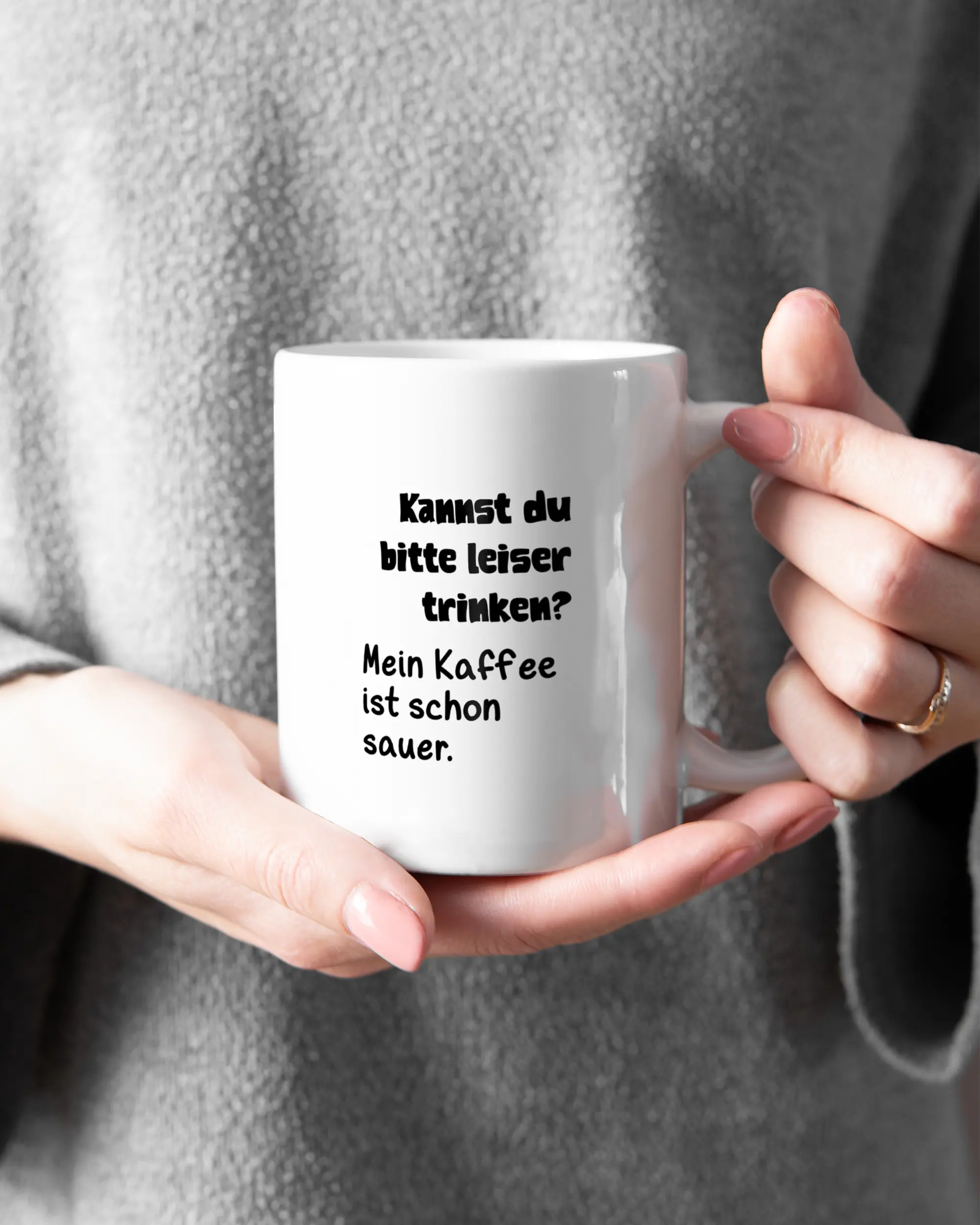 Closeup Modelshot Frau der beidseitig bedruckten Keramik Tasse von Maondo mit dem Design Ruhiges Böhnchen in der Farbe Weiß