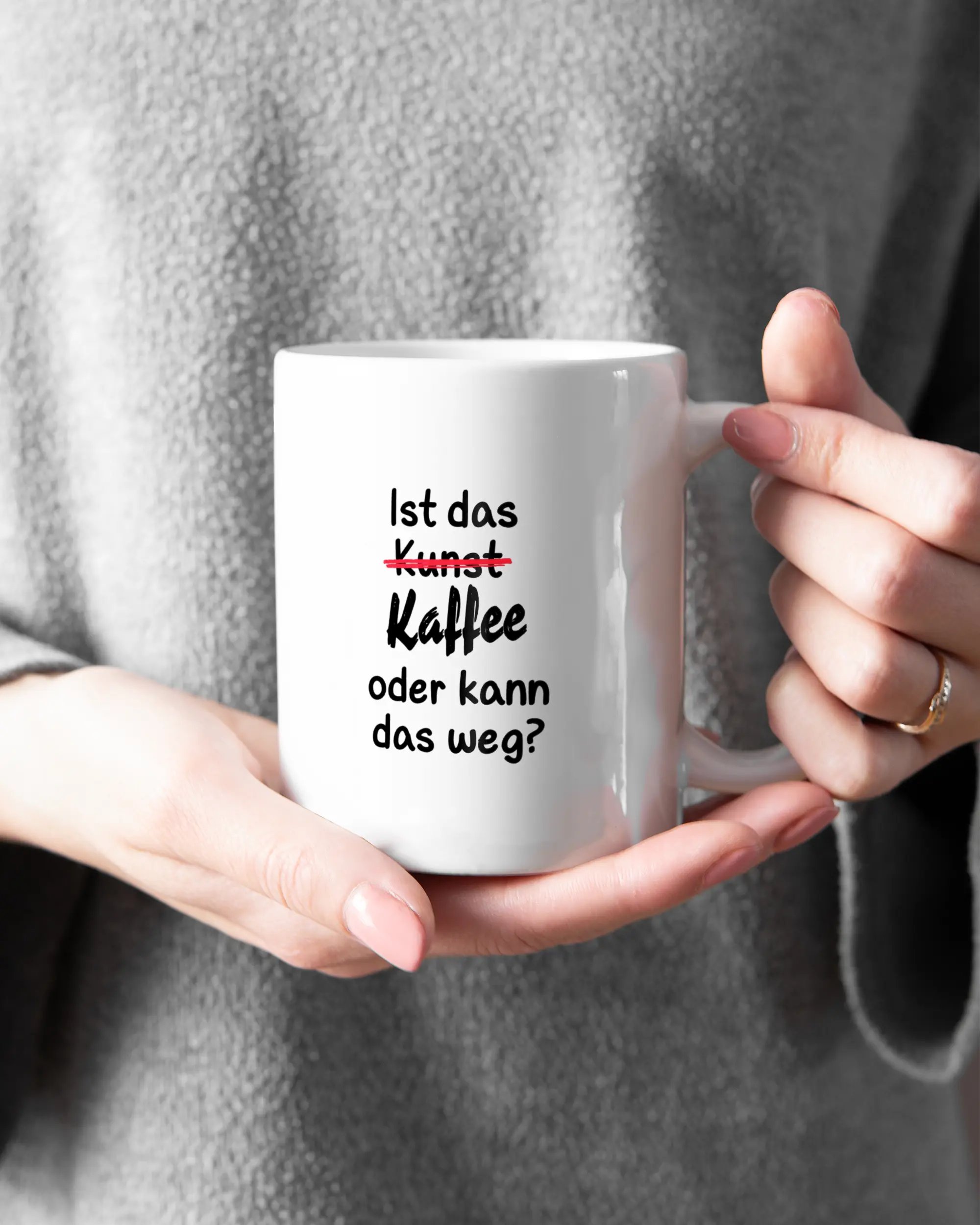 Closeup Modelshot Frau der beidseitig bedruckten Keramik Tasse von Maondo mit dem Design Kaffeekunst in der Farbe Weiß