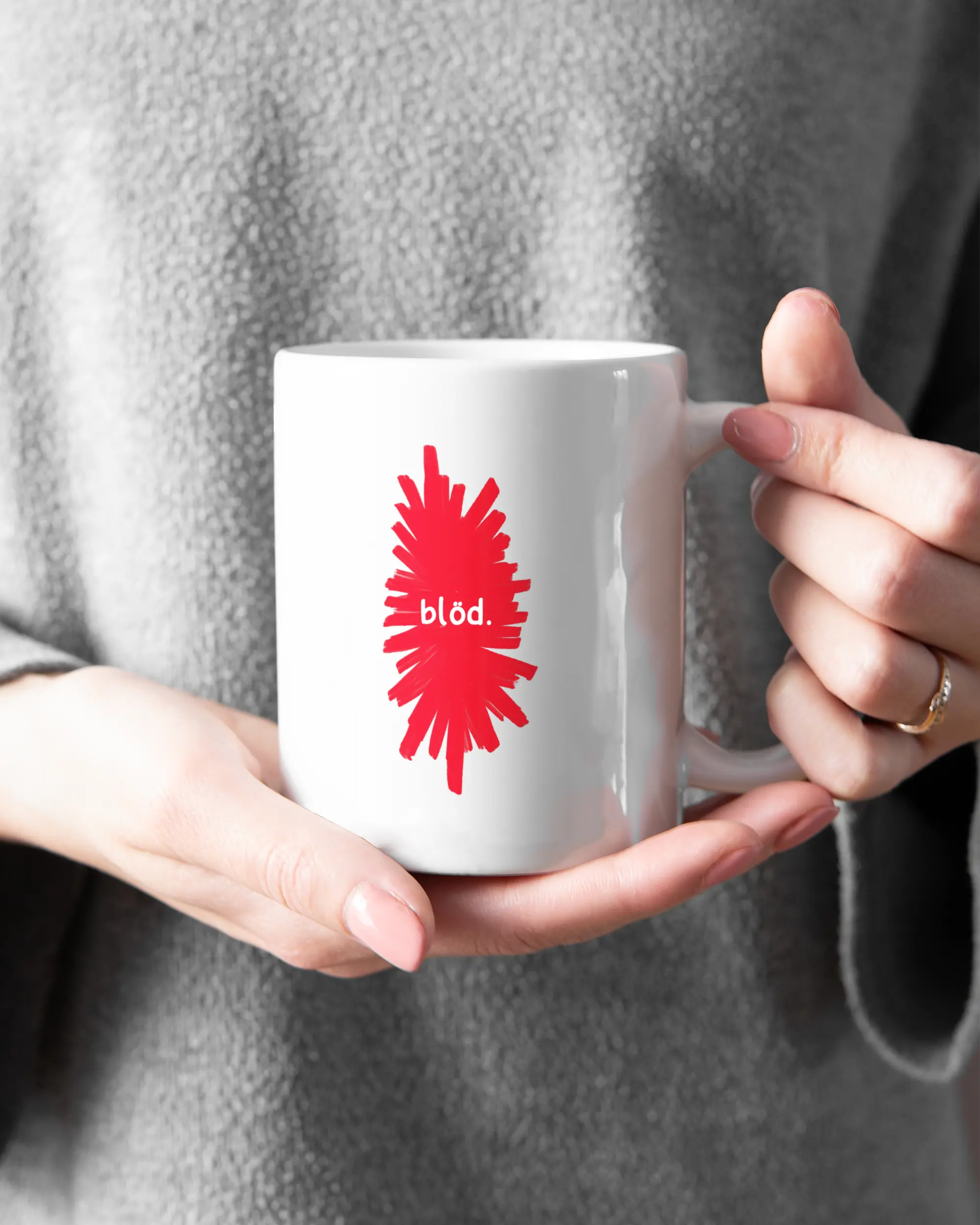Closeup Modelshot Frau der beidseitig bedruckten Keramik Tasse von Maondo mit dem Design Blöd in der Farbe Weiß