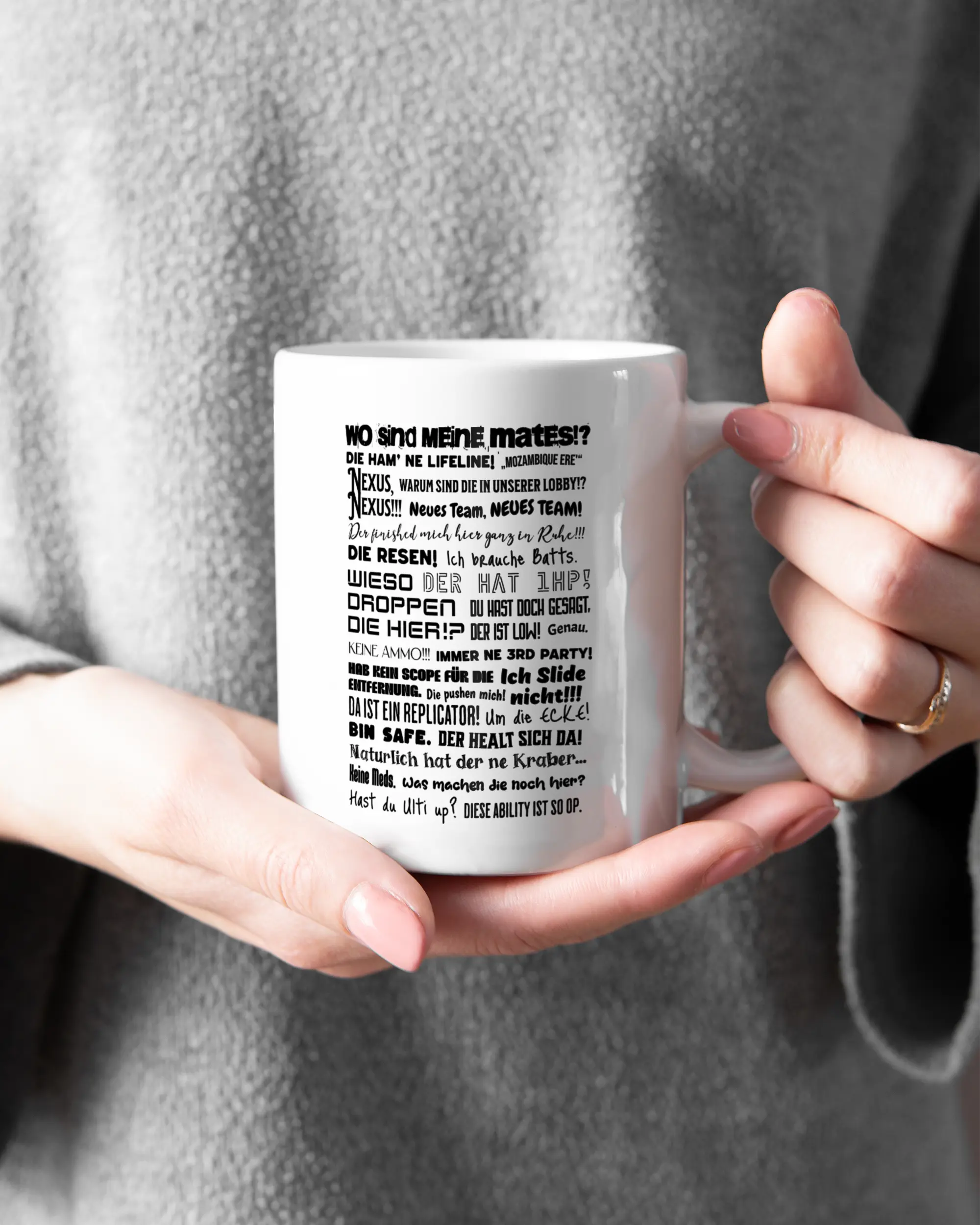 Closeup Modelshot Frau der beidseitig bedruckten Keramik Tasse von Maondo mit dem Design Apex Storytime in der Farbe Weiß