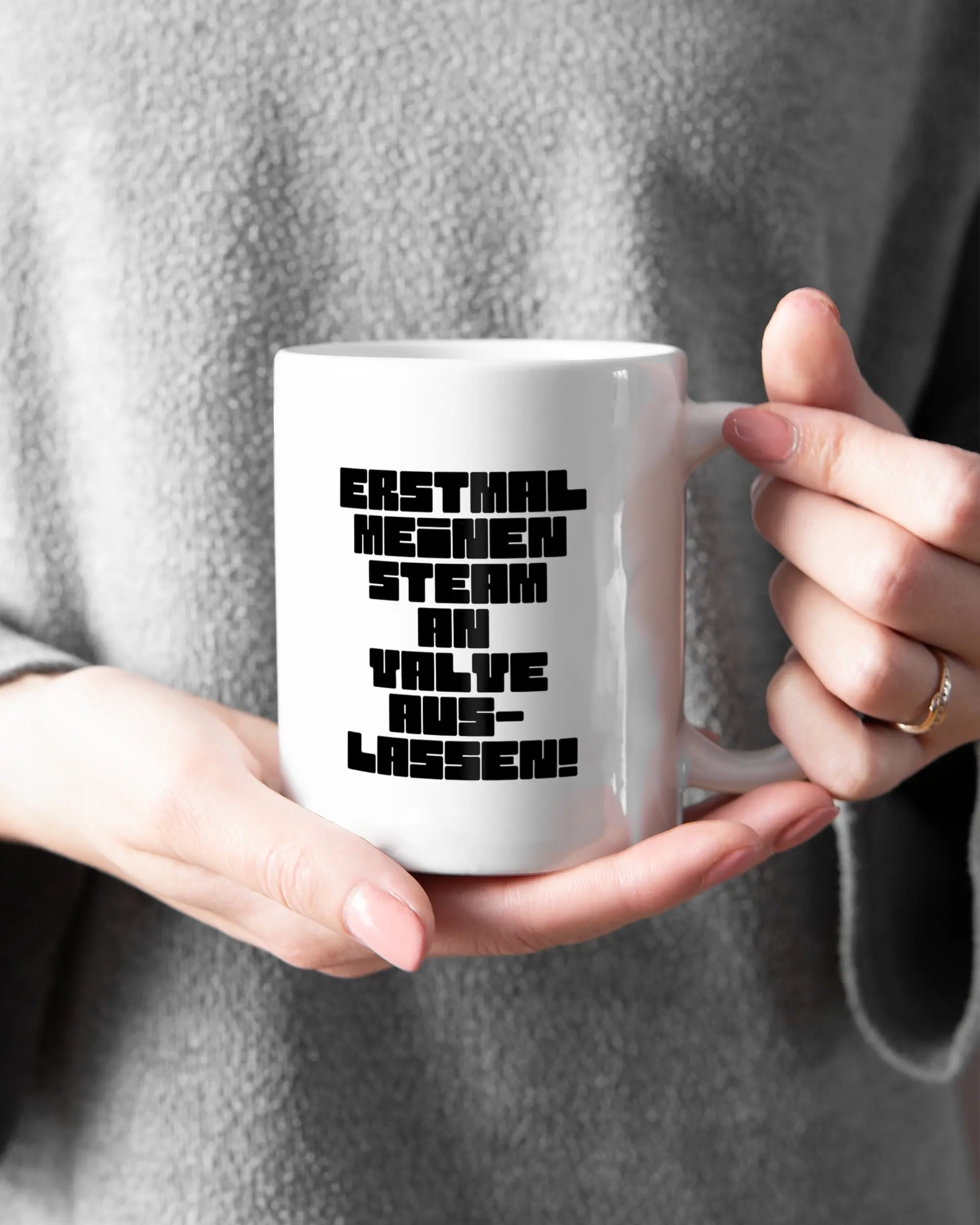 Closeup Modelshot Frau der beidseitig bedruckten Keramik Tasse von Maondo mit dem Design Lass es raus in der Farbe Weiß