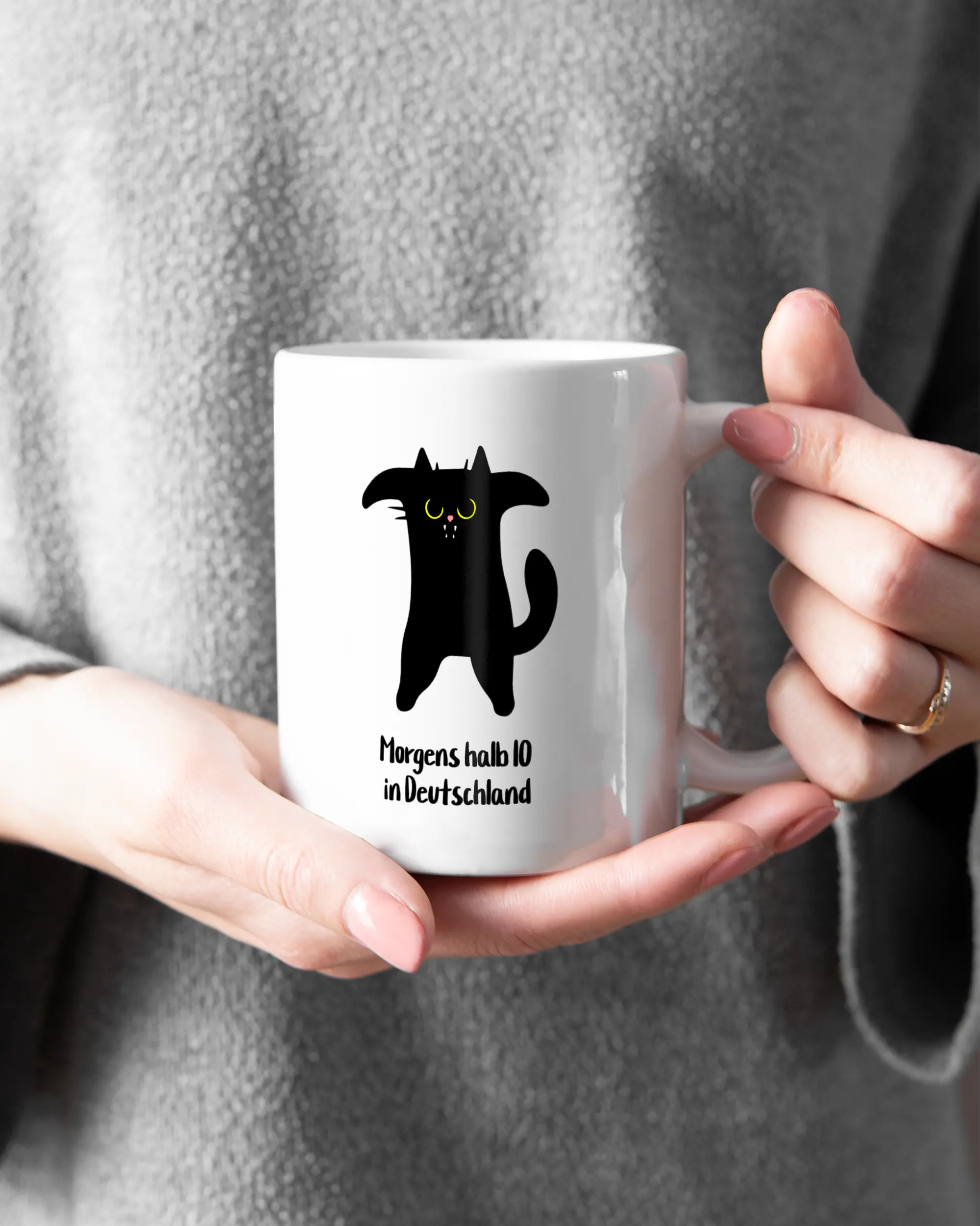 Closeup Modelshot Frau der beidseitig bedruckten Keramik Tasse von Maondo mit dem Design Guten Morgen in der Farbe Weiß