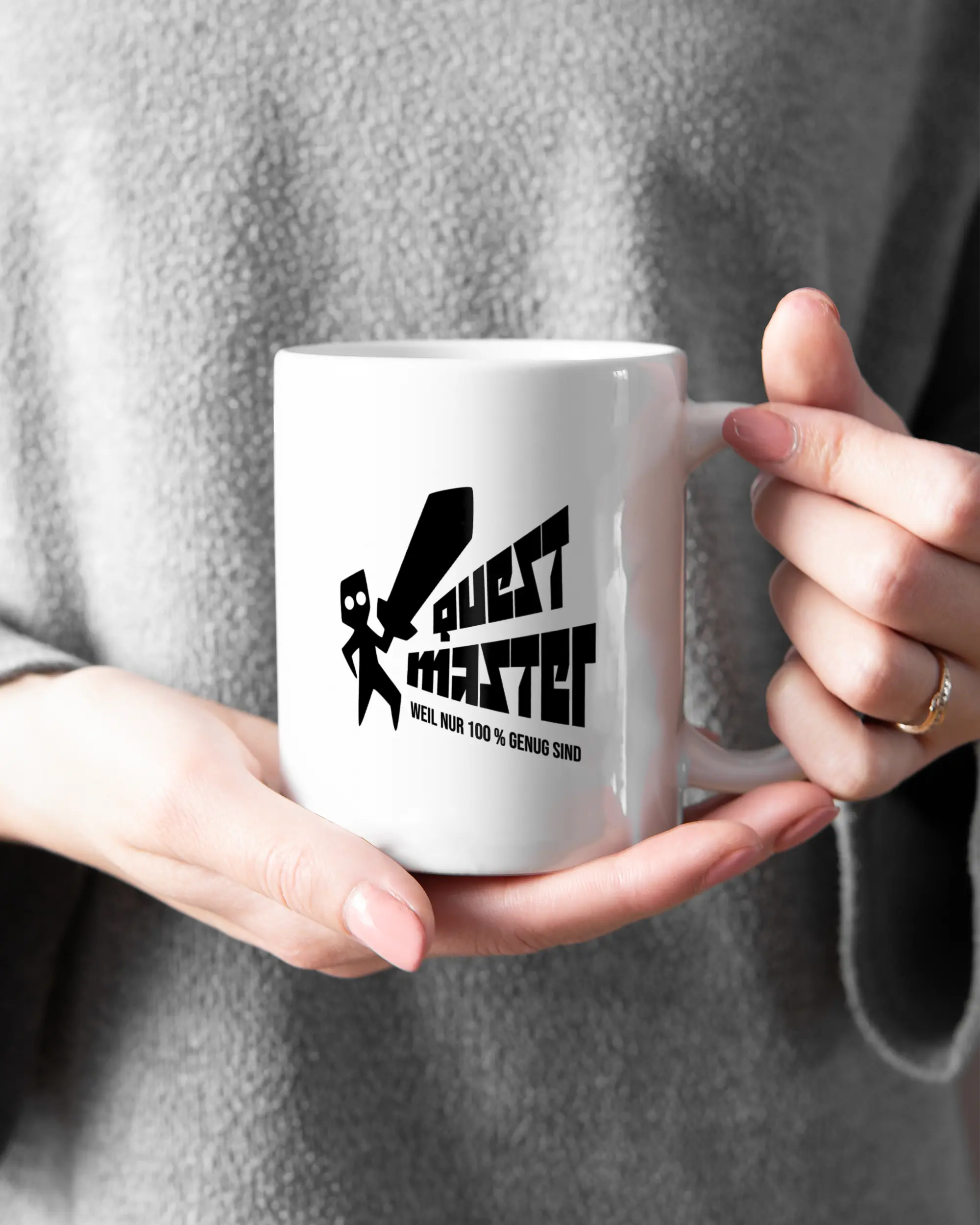 Closeup Modelshot Frau der beidseitig bedruckten Keramik Tasse von Maondo mit dem Design Quest Master in der Farbe Weiß