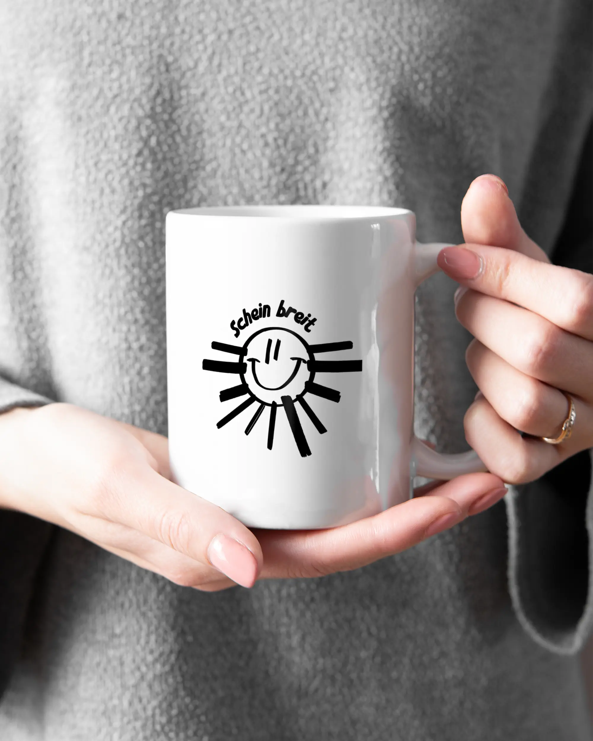 Closeup Modelshot Frau der beidseitig bedruckten Keramik Tasse von Maondo mit dem Design Schein Breit in der Farbe Weiß