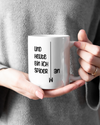 Closeup Modelshot Frau der beidseitig bedruckten Keramik Tasse von Maondo mit dem Design Abhängen in der Farbe Weiß