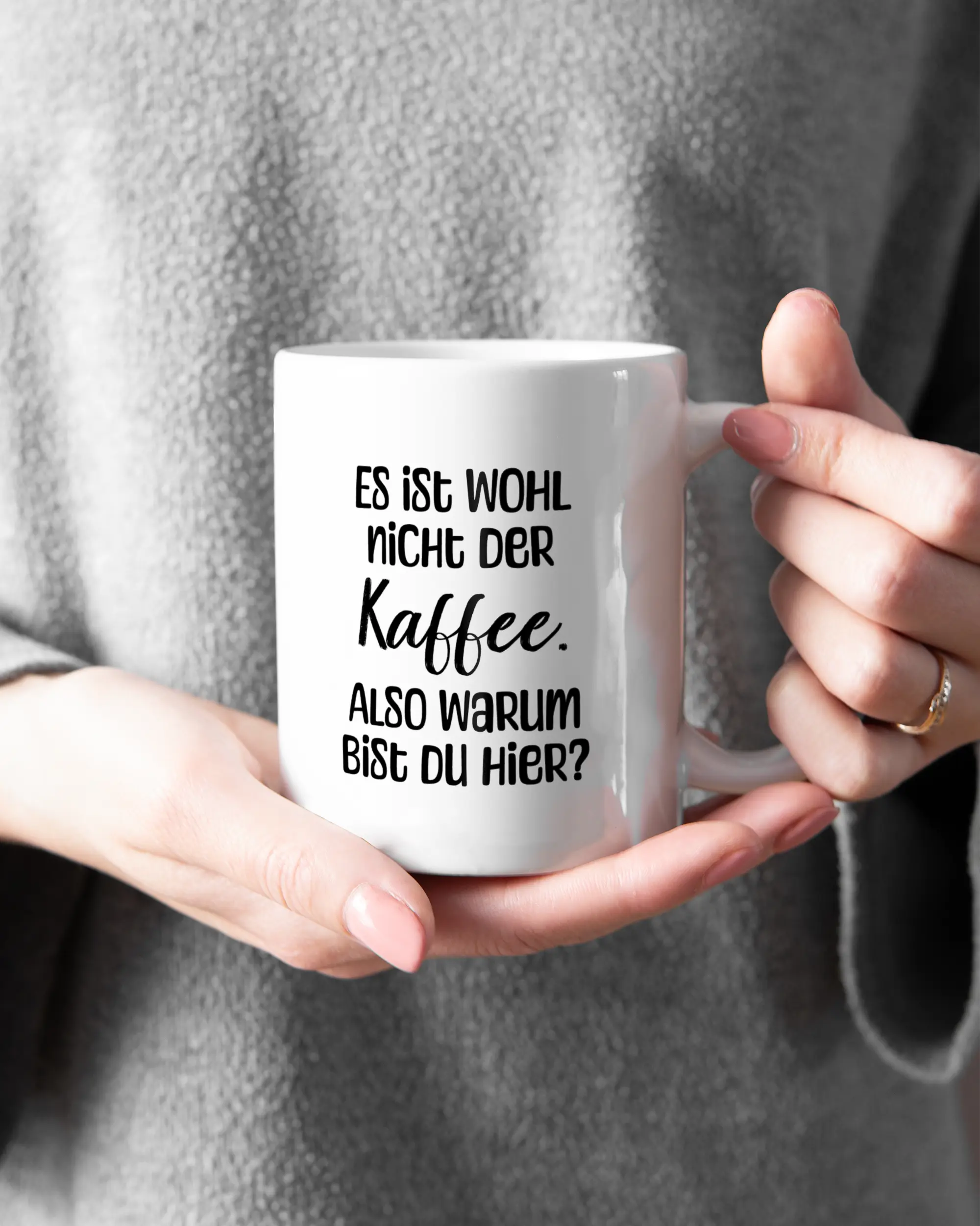 Closeup Modelshot Frau der beidseitig bedruckten Keramik Tasse von Maondo mit dem Design Kaffeeklatsch in der Farbe Weiß