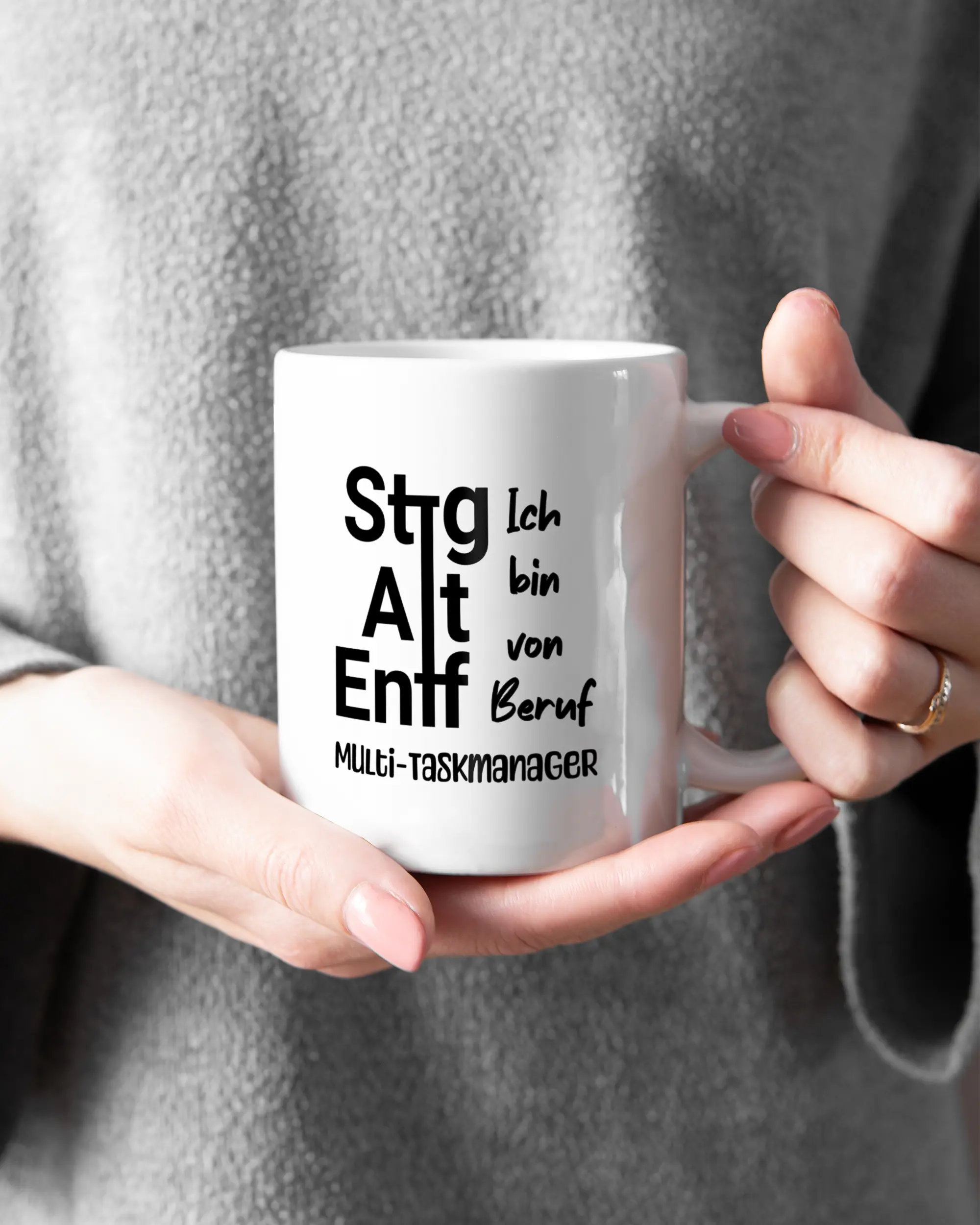 Closeup Modelshot Frau der beidseitig bedruckten Keramik Tasse von Maondo mit dem Design Multi-Taskmanager in der Farbe Weiß