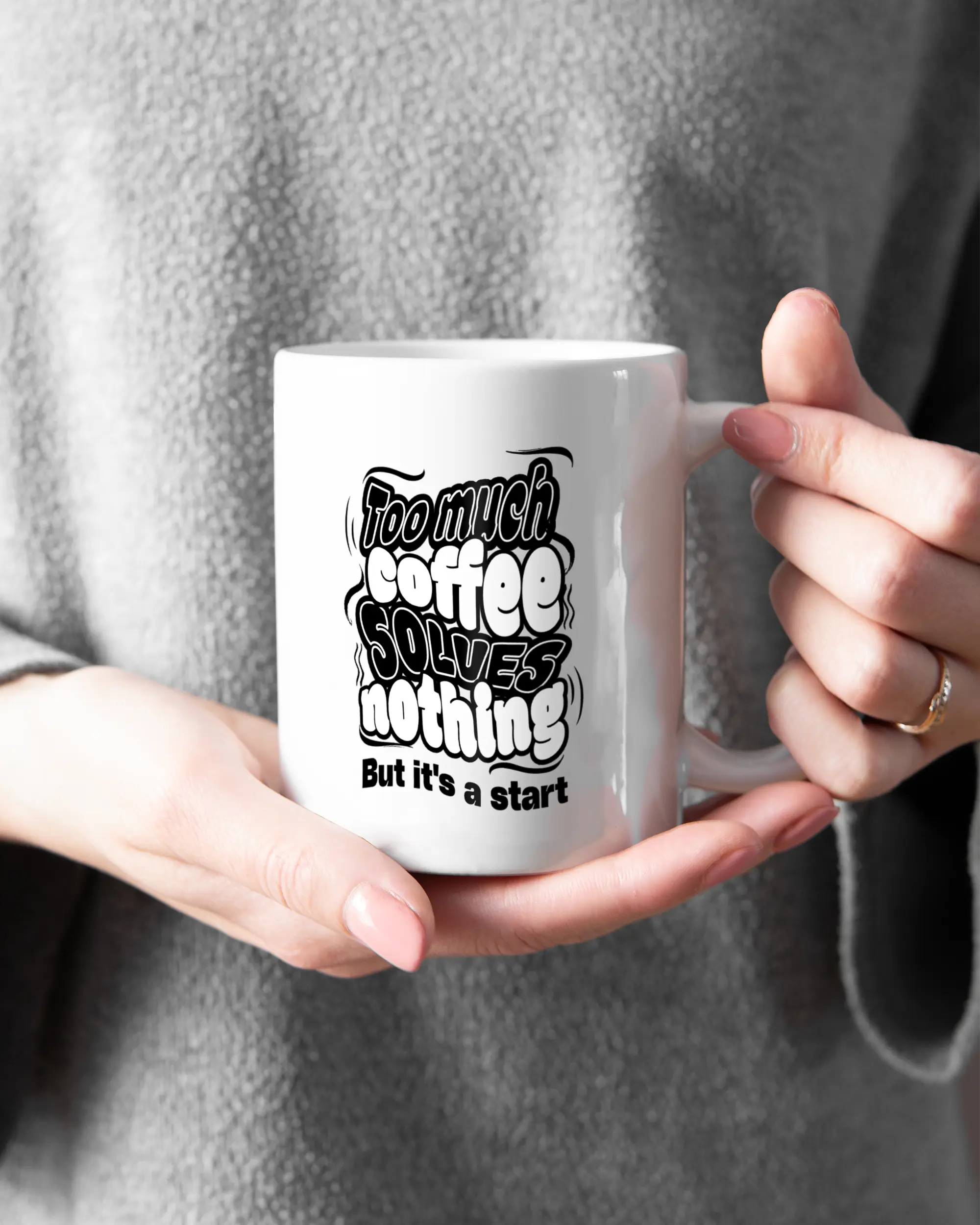 Closeup Modelshot Frau der beidseitig bedruckten Keramik Tasse von Maondo mit dem Design It's a start in der Farbe Weiß